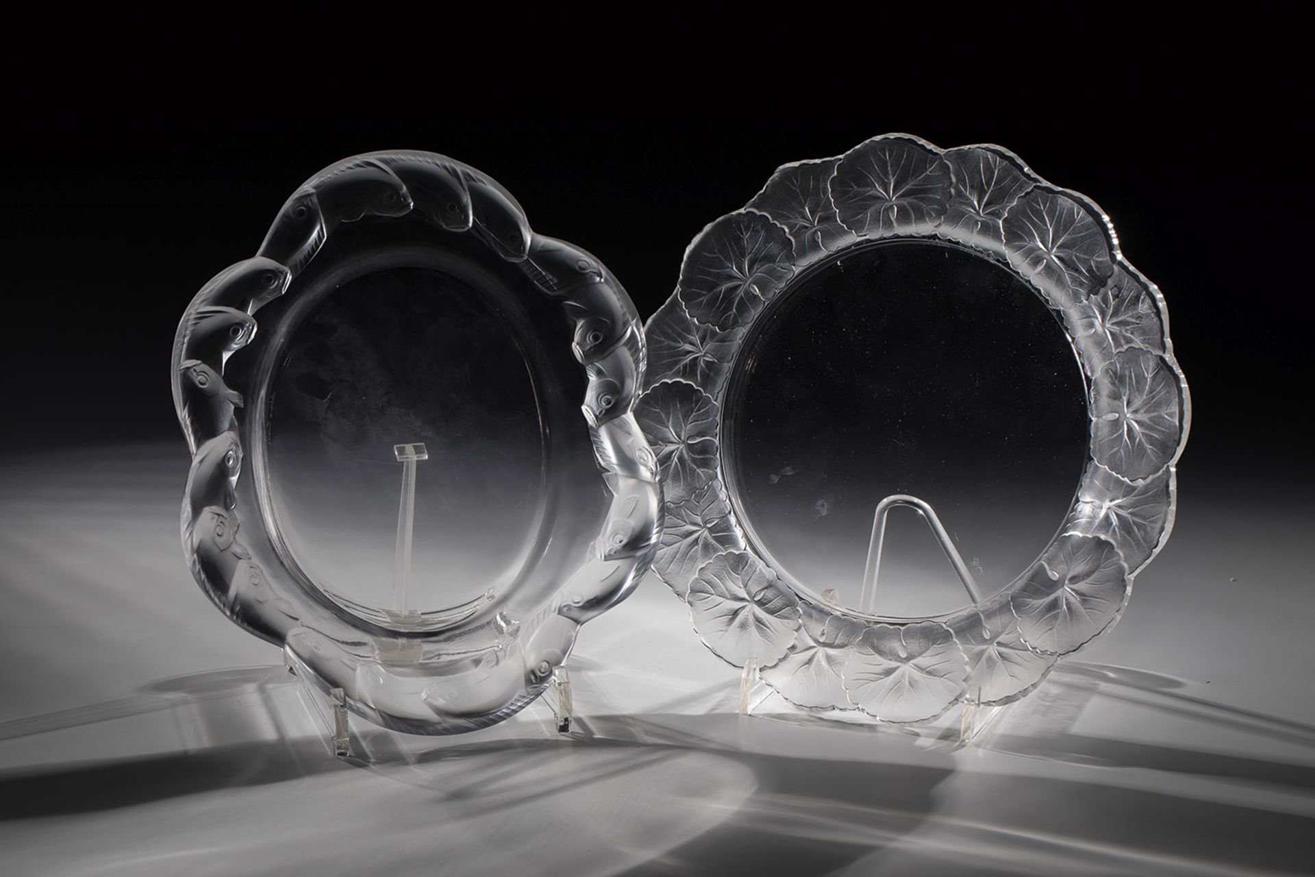 Two plates Lalique, Wingen-sur-Moder, 20th century Colourless glass, pressed into the mould,