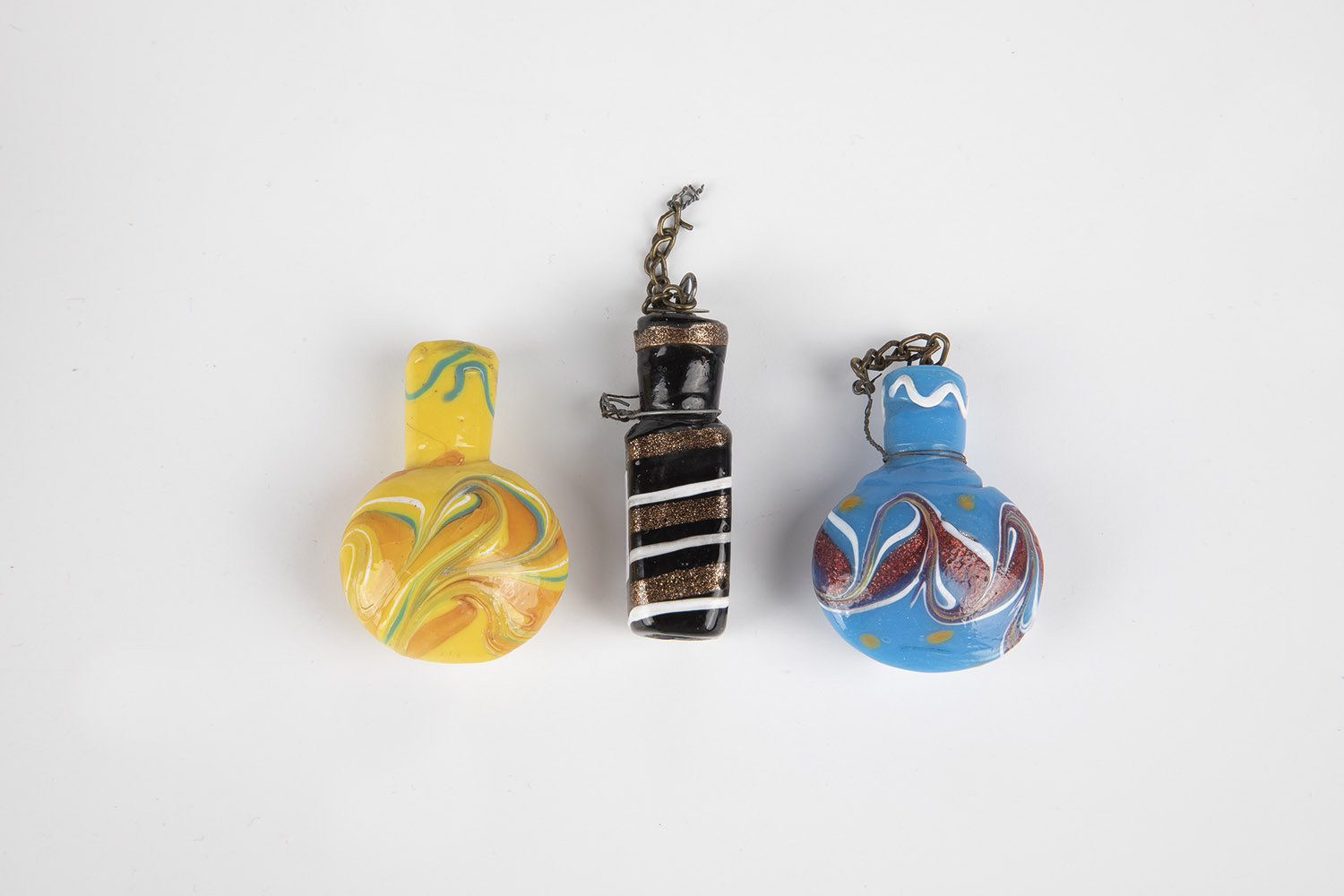 Mixed lot of three miniature bottles Murano M. 19th century Coloured glass with rolled multicoloured