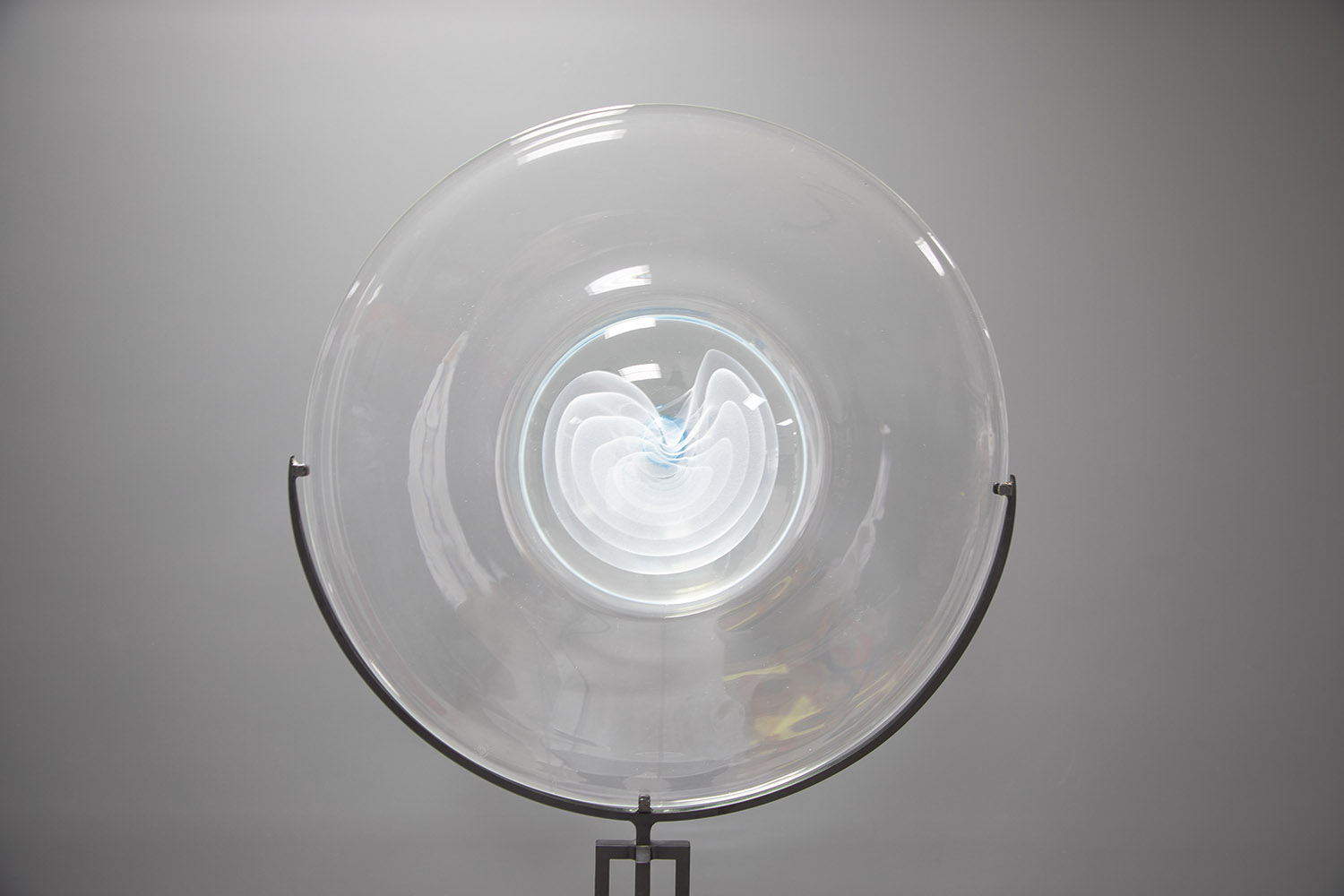 Disc object Livio Seguso (design attributed), Bisazza, Murano, ca. 1990 Colourless glass, with - Image 2 of 2