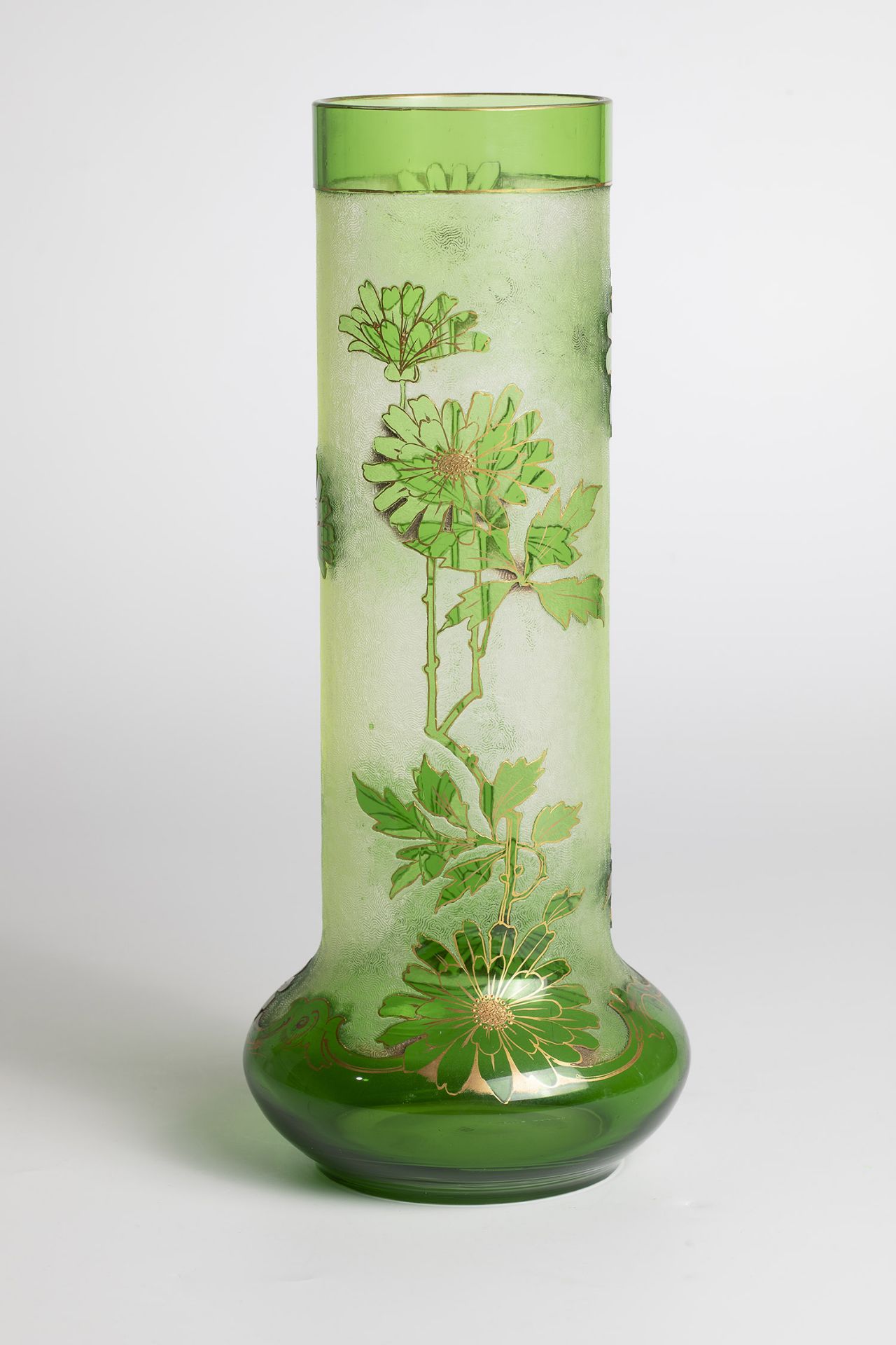 Long-necked vase Josef Riedel, Polaun, ca. 1900 Green glass. Etched decor: Flower display. Contour - Image 2 of 2