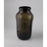Large storage vessel Spain, 19th century Olive green glass with tear-off. Muzzle reinforced. H. 45.5