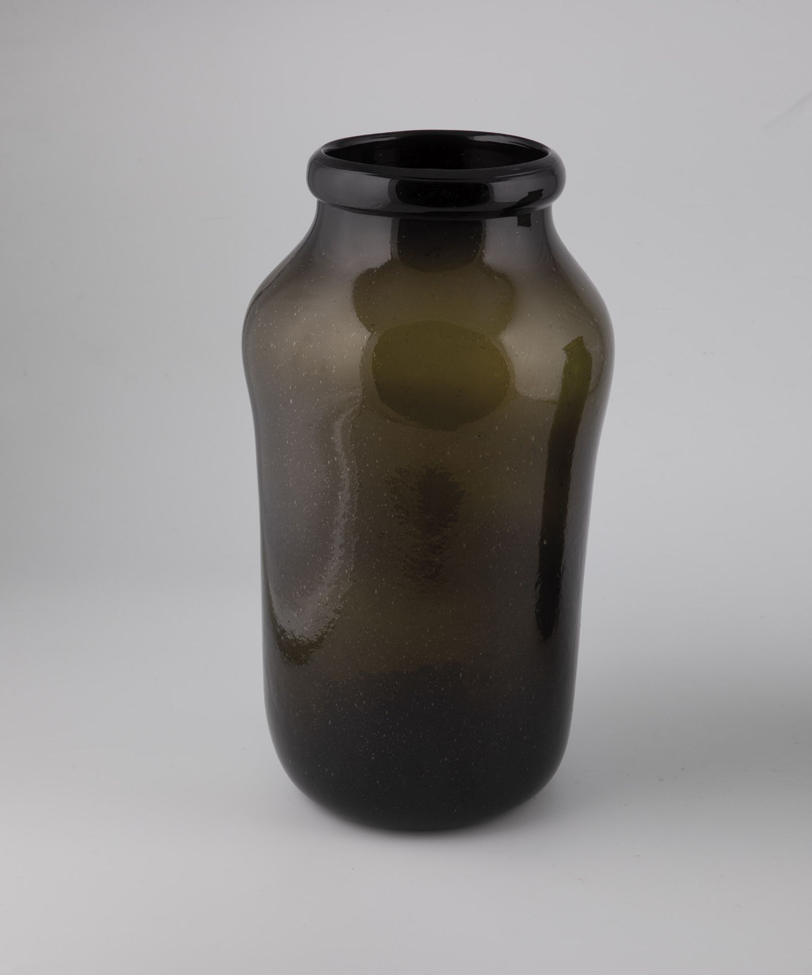 Large storage vessel Spain, 19th century Olive green glass with tear-off. Muzzle reinforced. H. 45.5