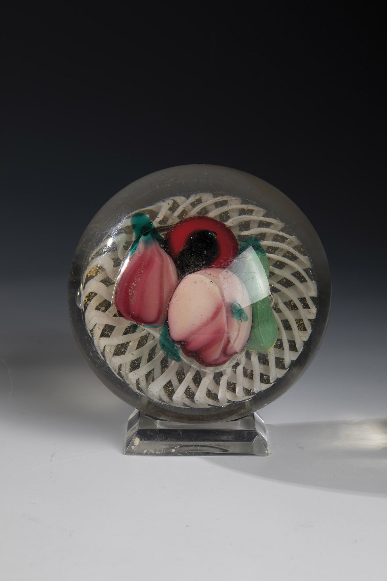 Paperweight Murano, ca. 1900 Fully sculptural vegetable arrangement set over net-like latticino