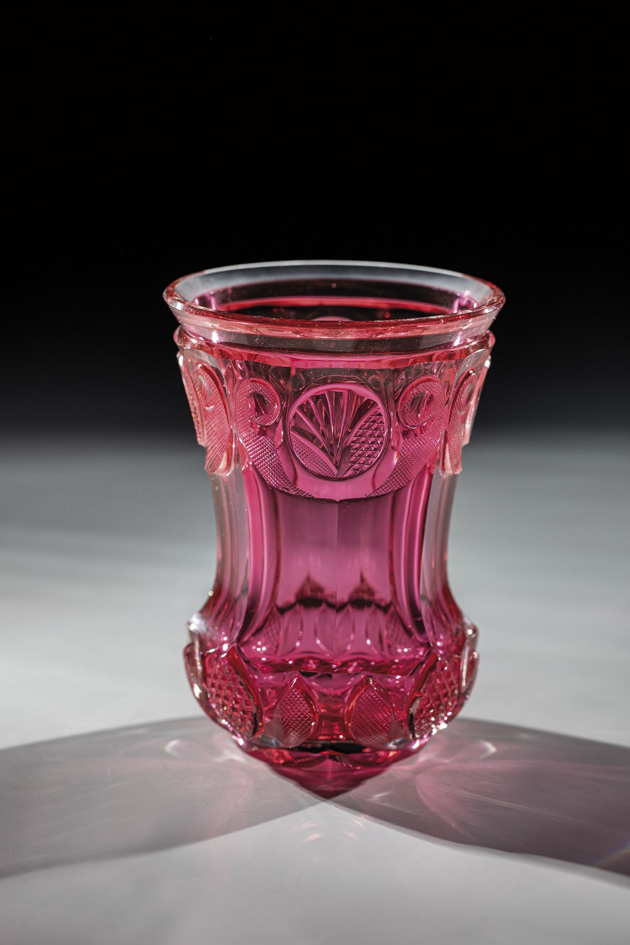 Mug New World, ca. 1840 Colourless glass with gold ruby underlay, multi-faceted wall with raised cut