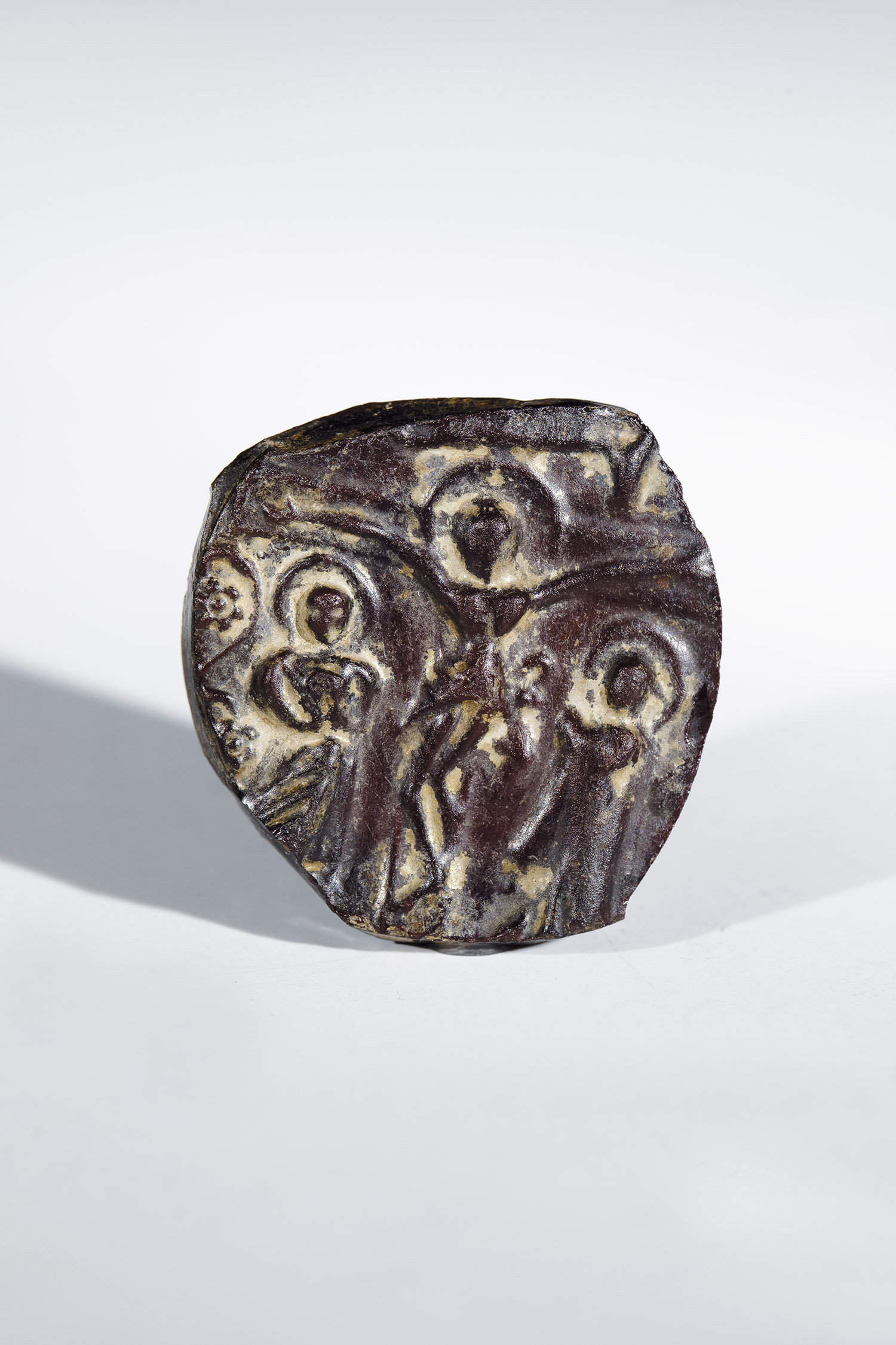 Gothic seal, 12th-13th century, reddish-brown glass. Relief depiction of the crucifixion scene. D. 3