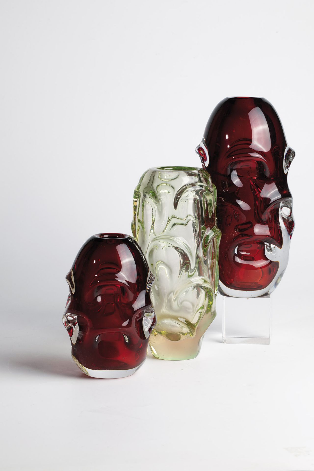 3 vases Jan Beranek (design), Skrdlovice, 1960s Colourless glass with ruby red background. 1 vase