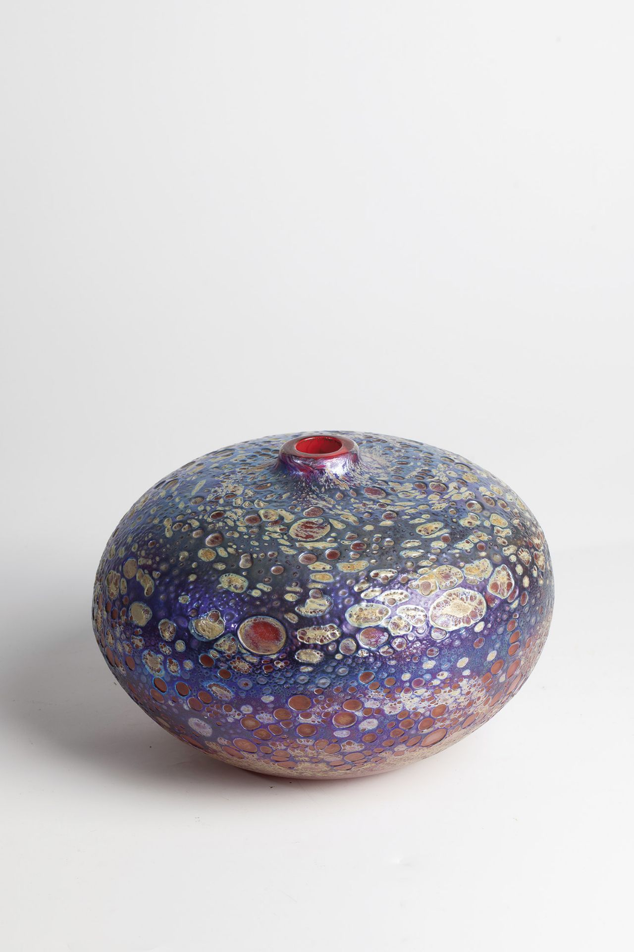 Ball vase Peter Layton, ca. 1992 Reddish-brown glass with blue powder and oxide melting. Strongly