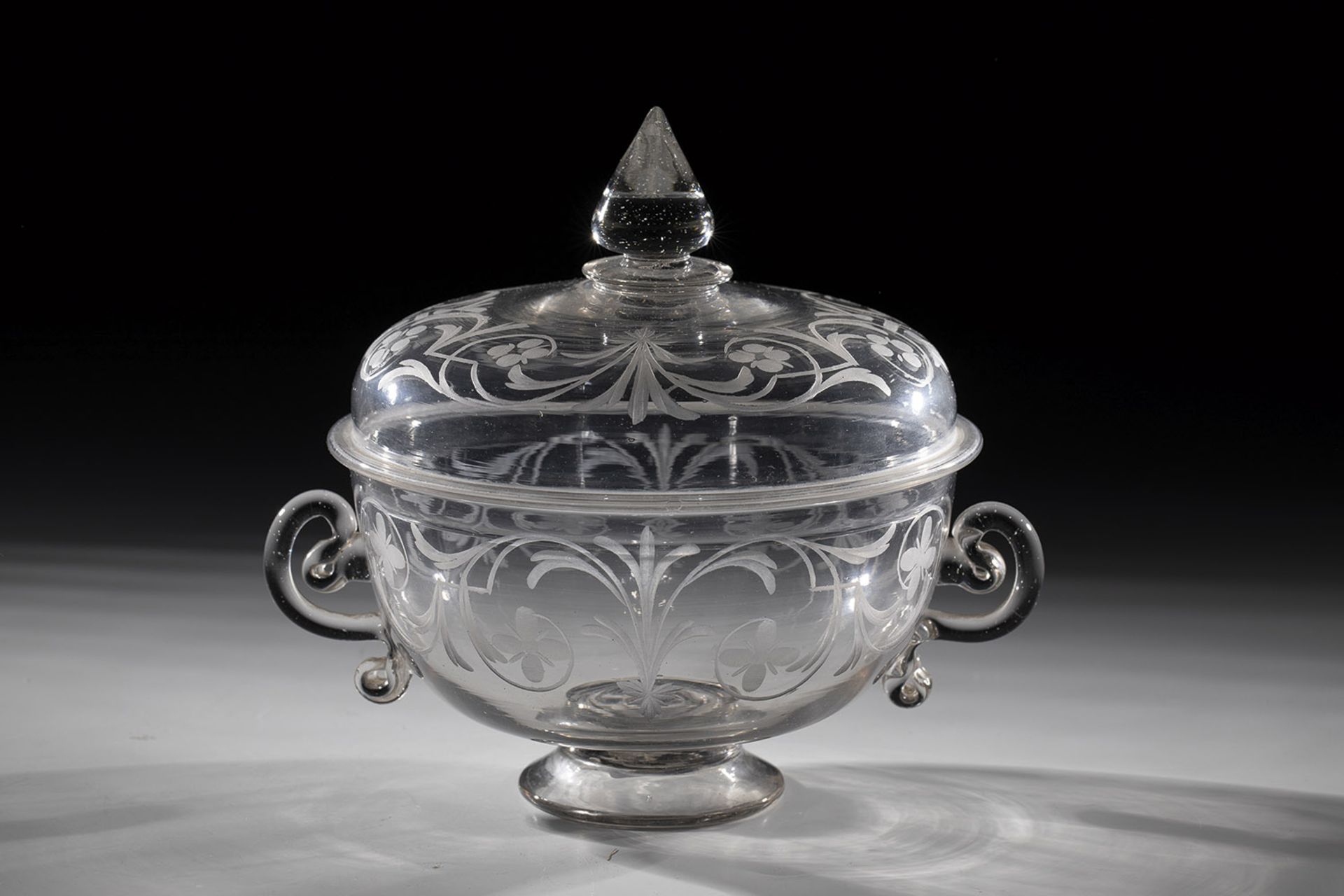Rare lidded box two handles Venice, circa 1700 Grey-tinted glass with tear-off. Flared foot. - Image 2 of 2
