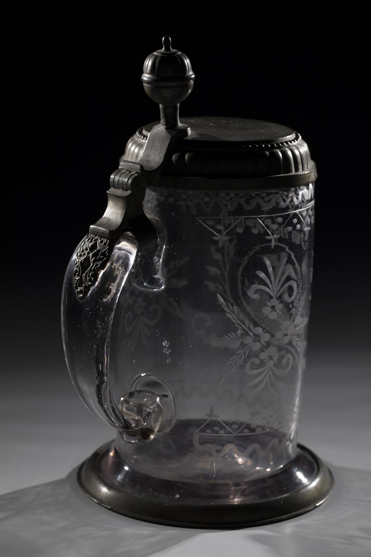 Jug with tin lid Saxony, early 18th century Colourless, slightly manganese-tinged glass with tear. - Image 3 of 3