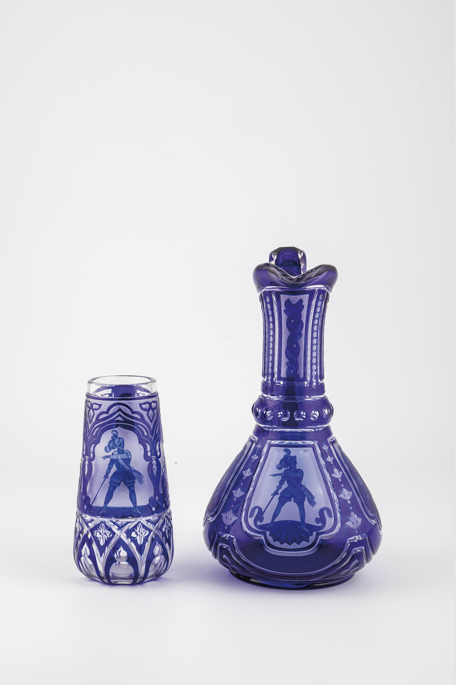 Jug and jug Bohemia, ca. 1850 Colourless glass with cobalt blue overlay, ornamentally cut. Frontal