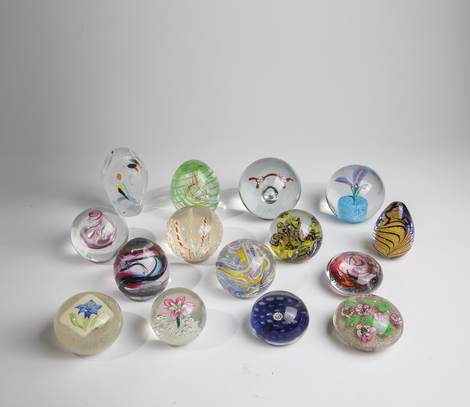 Fifteen Briebeschwer, 20th century, mixed lot of 15 different paperweights made of glass without