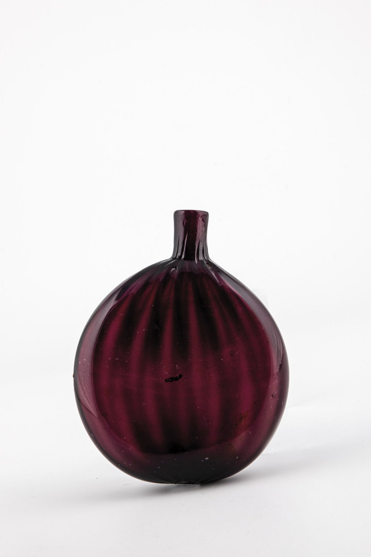 Bag bottle Alpine, 18th century Violet, longitudinal optical glass with tear-off. Flattened wall