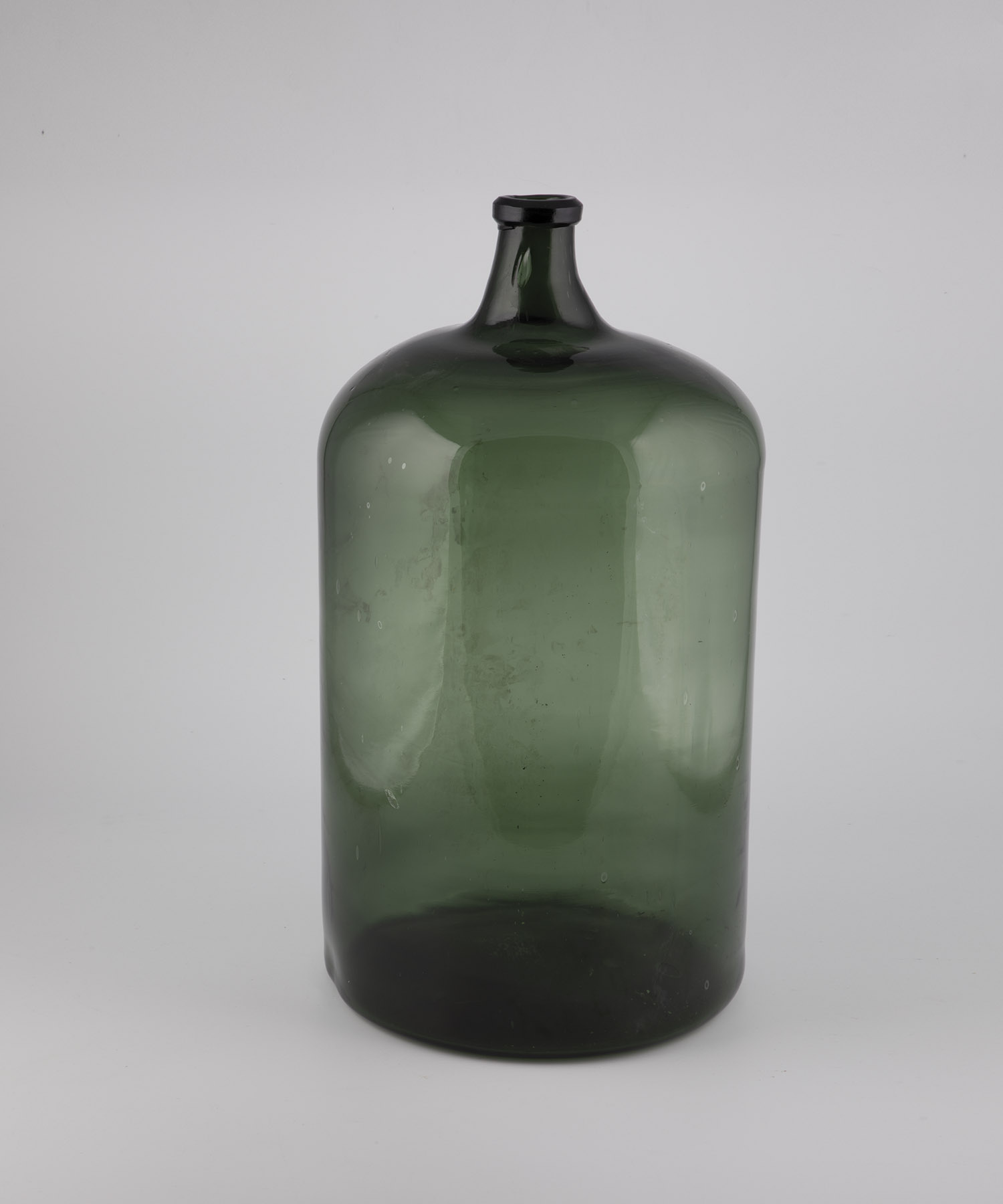 Large storage bottle France, 19th century Dark green, slightly bubbled glass. Muzzle reinforced.