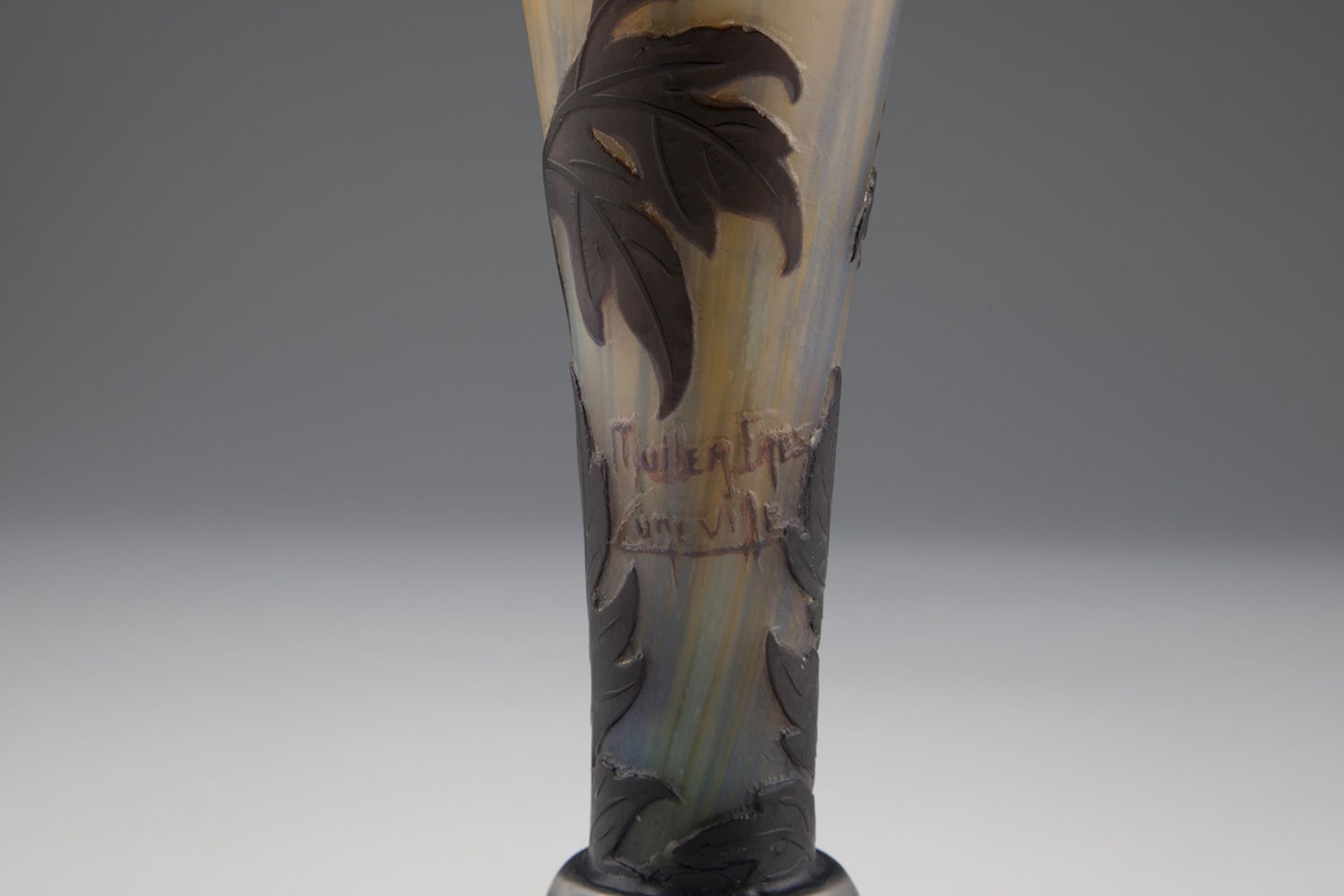 Vase with Anemone Muller FrÃ¨res, Luneville, circa 1920 Colourless glass with powder melting in - Image 3 of 3