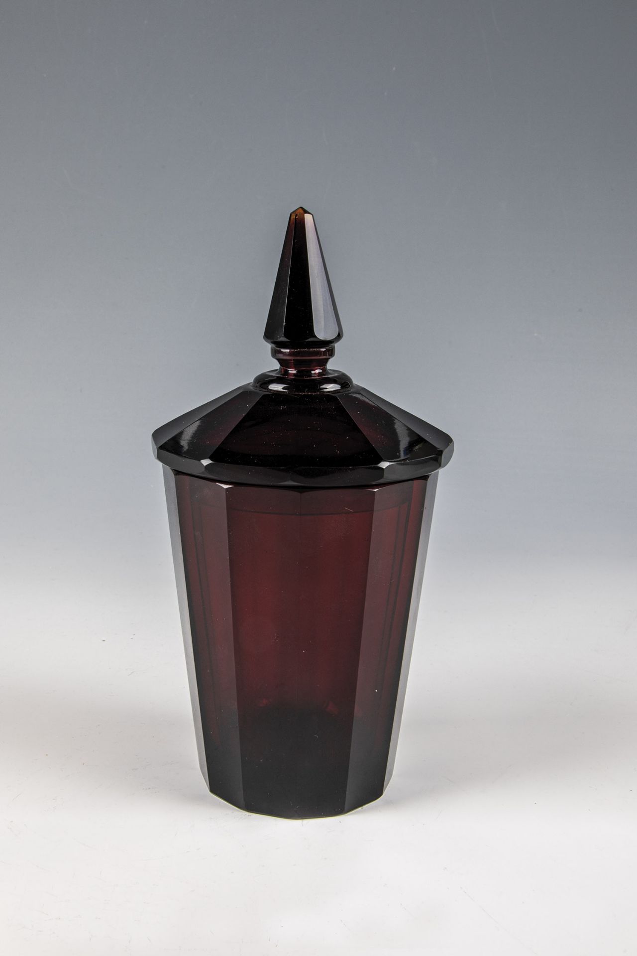 Lidded cup North Bohemia, m. 19th century Copper ruby glass dyed in the mass. The conically