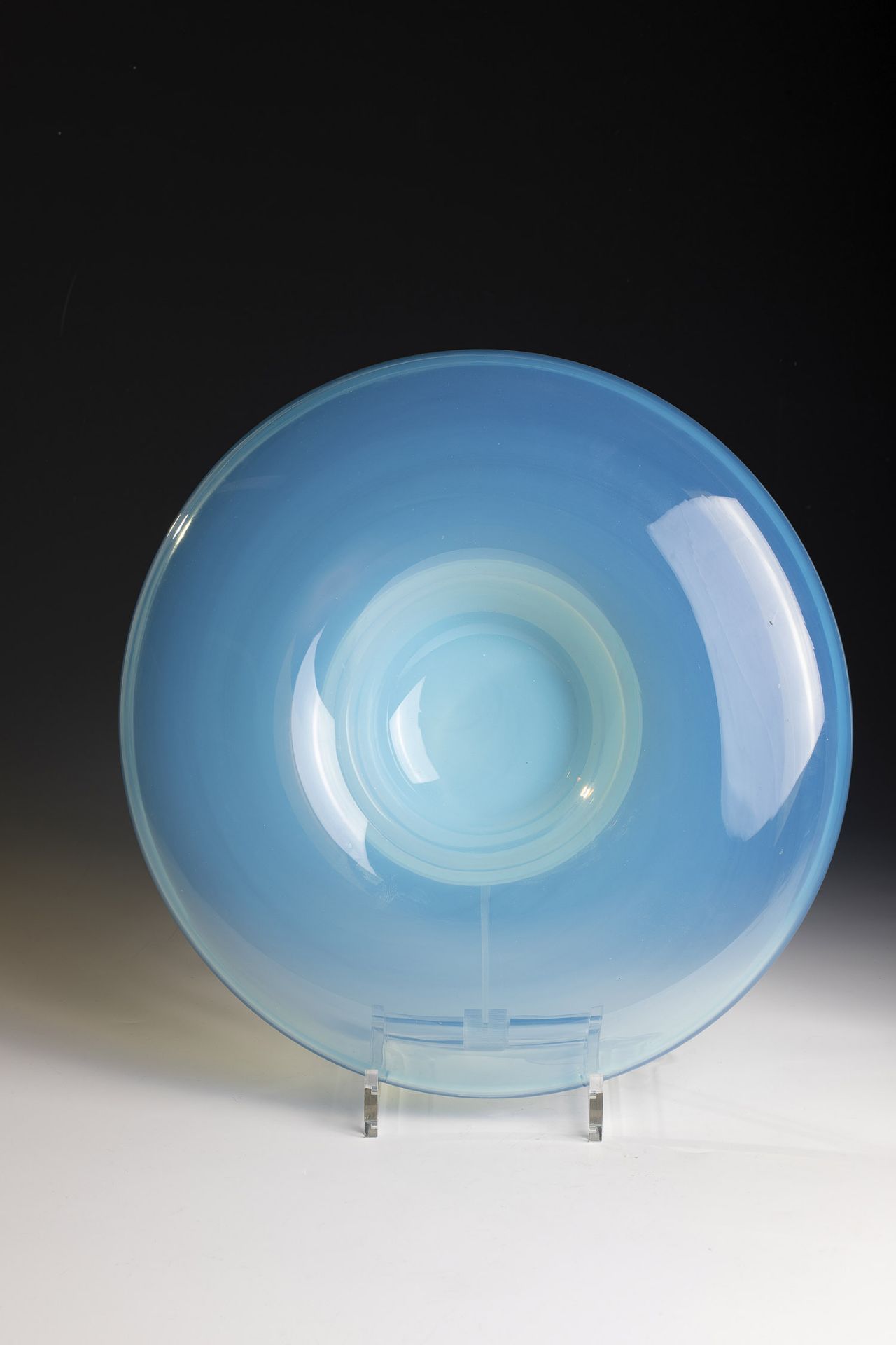 Bowl object Cenedese, Murano, 2nd H. 20th century Light blue opalescent glass. H. 7 cm; D. 34.5 cm.