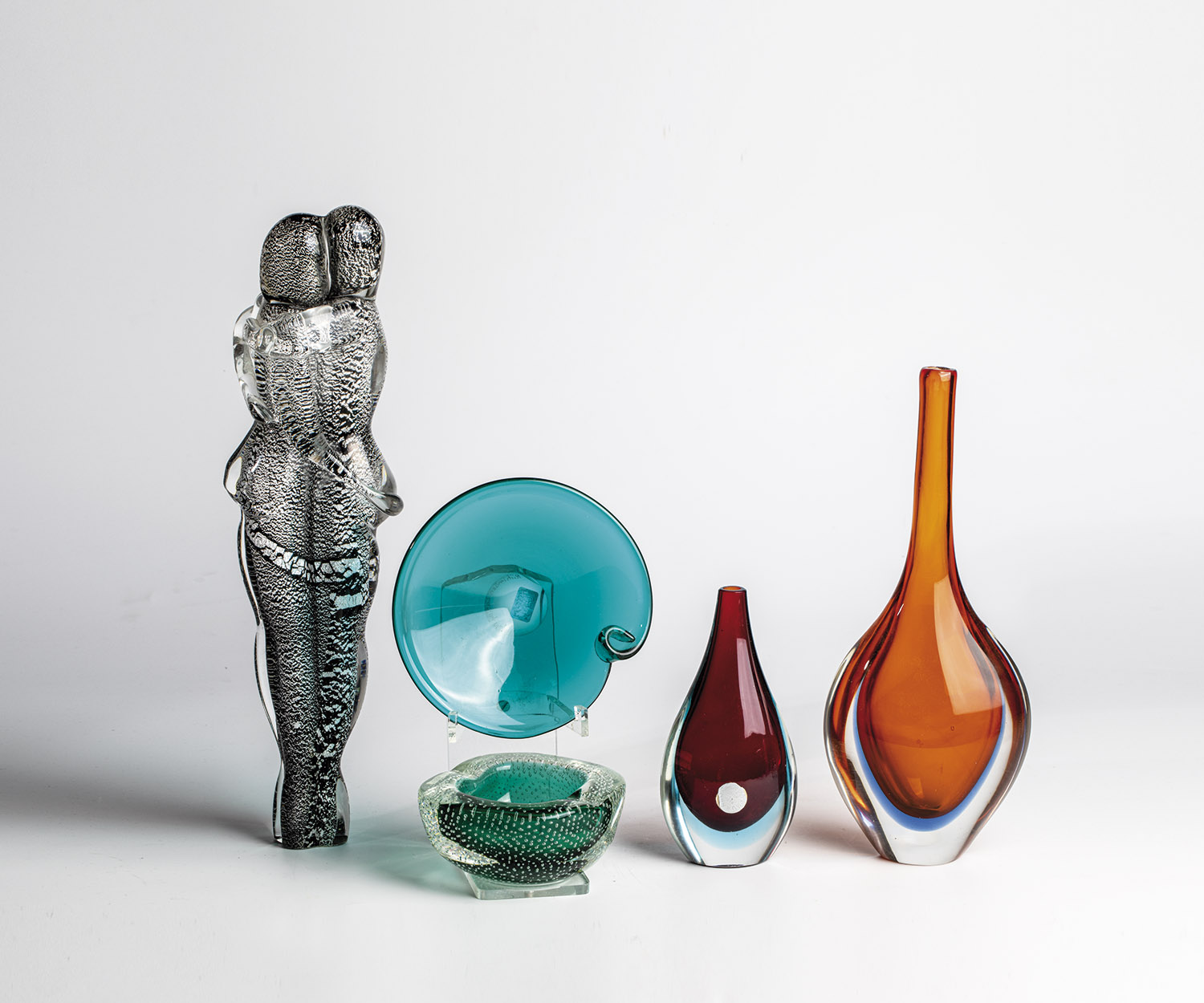 5 pcs. Mixed lot of glass objects including Murano, 1950/60s Green or colourless glass with coloured