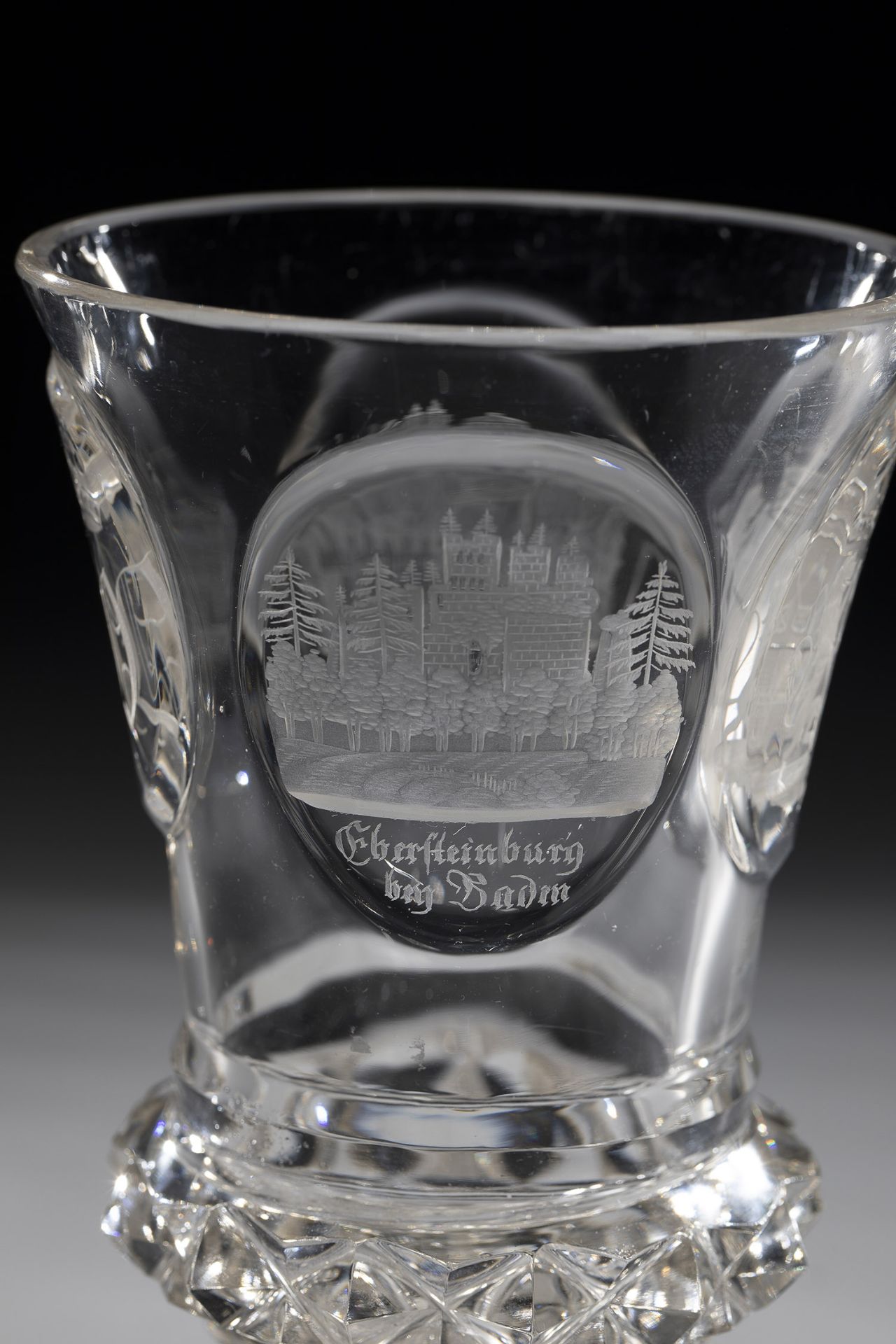 Foot cup with coat of arms and views of Bohemia, m. 19th century Colourless glass. Fittingly - Image 4 of 4