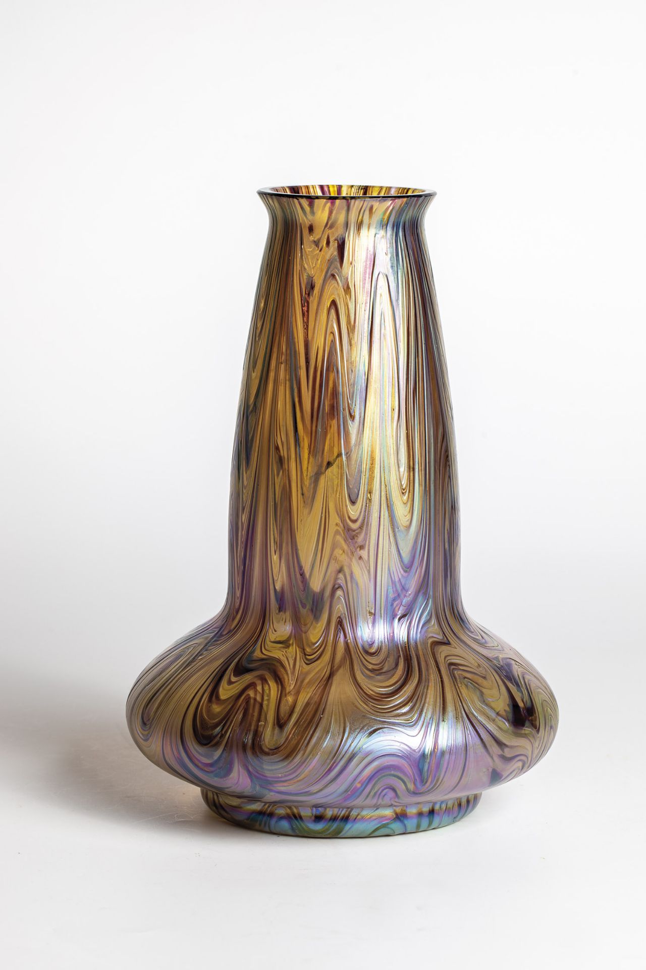 Vase Wilhelm Kralik son, Eleonorenhain, ca. 1900 Colourless glass with violet and silver-yellow