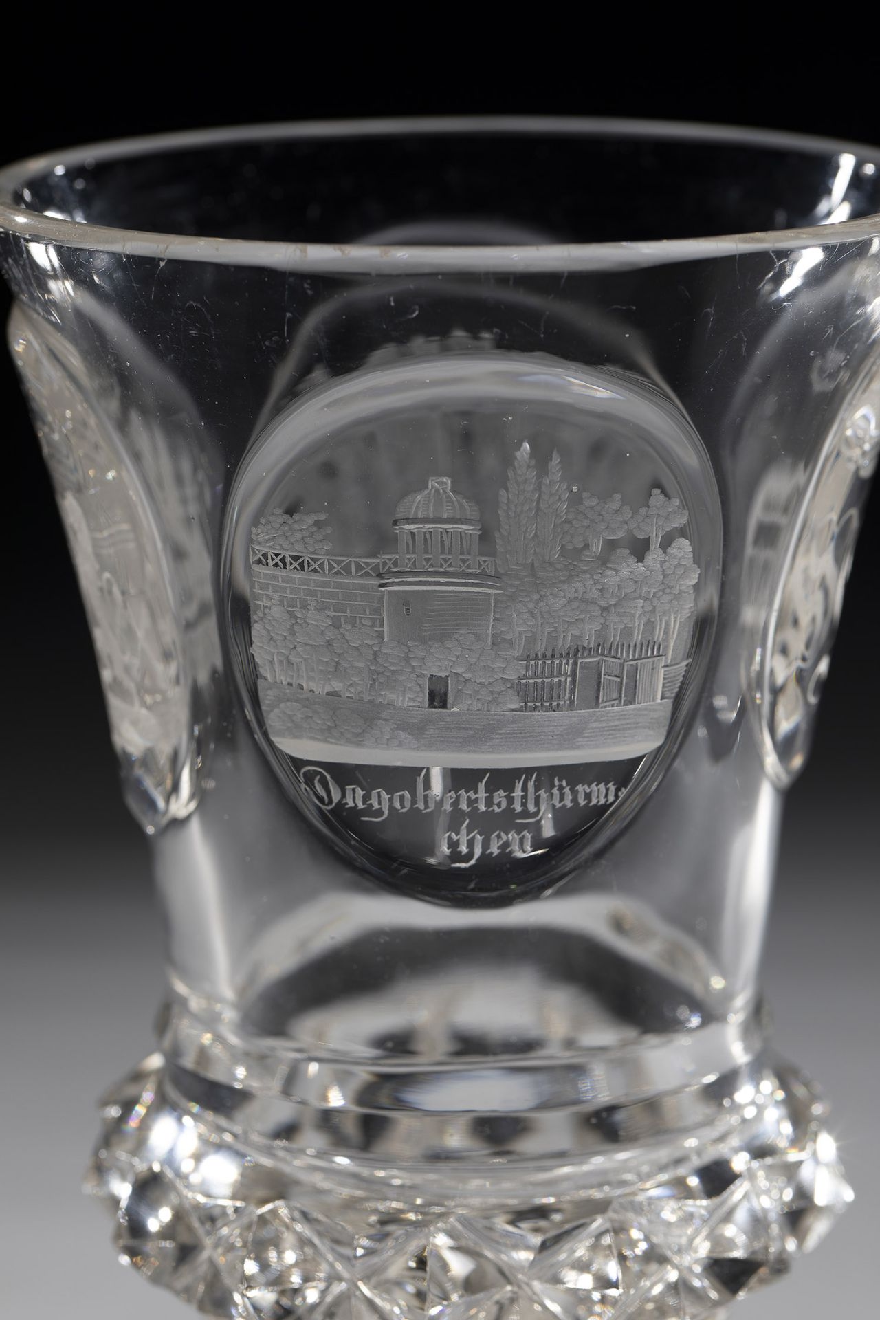 Foot cup with coat of arms and views of Bohemia, m. 19th century Colourless glass. Fittingly - Image 2 of 4