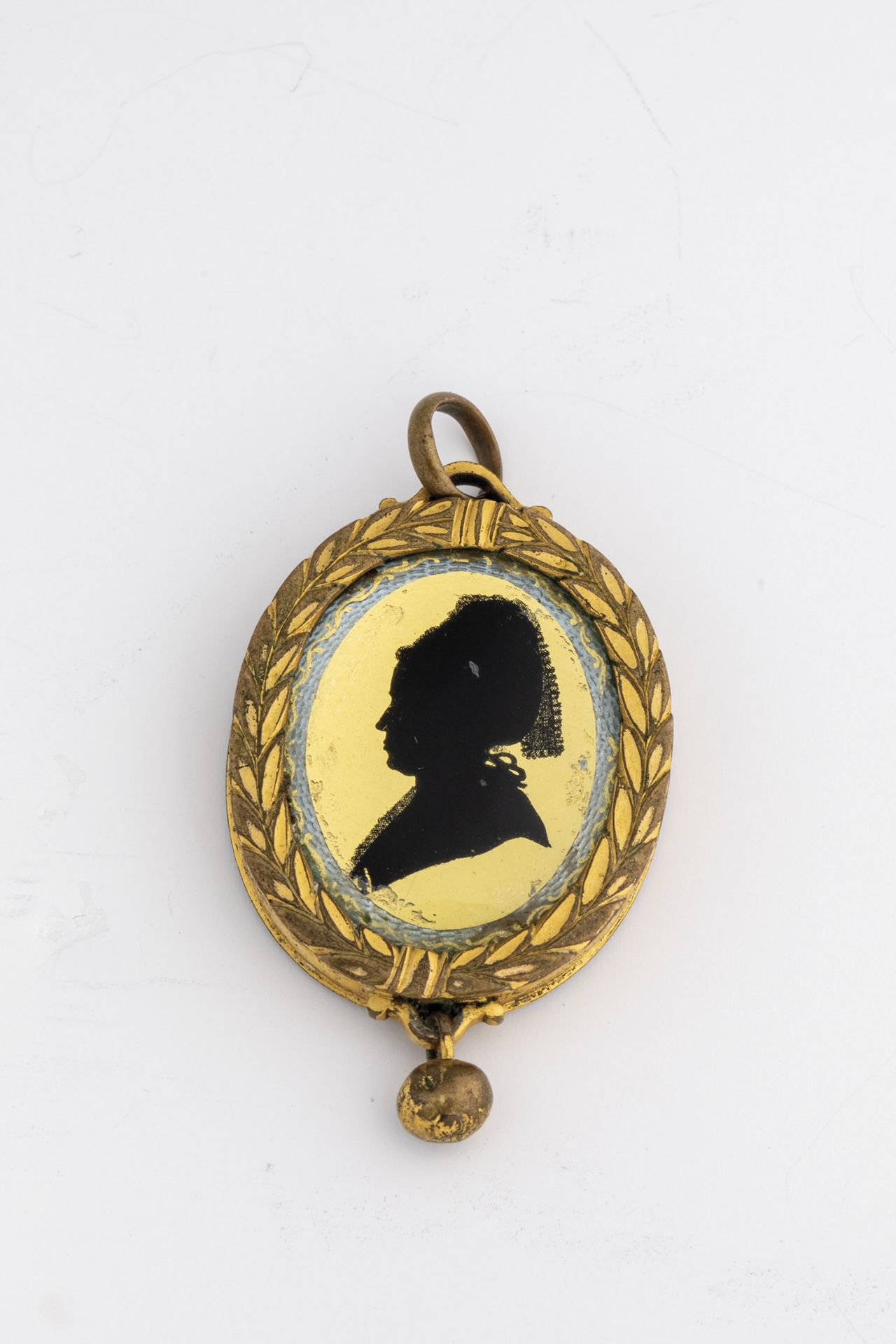 Eglomise pendant with silhouette portraits Signed and dated ''Brecht fec. 1789'' Profile - Image 2 of 2
