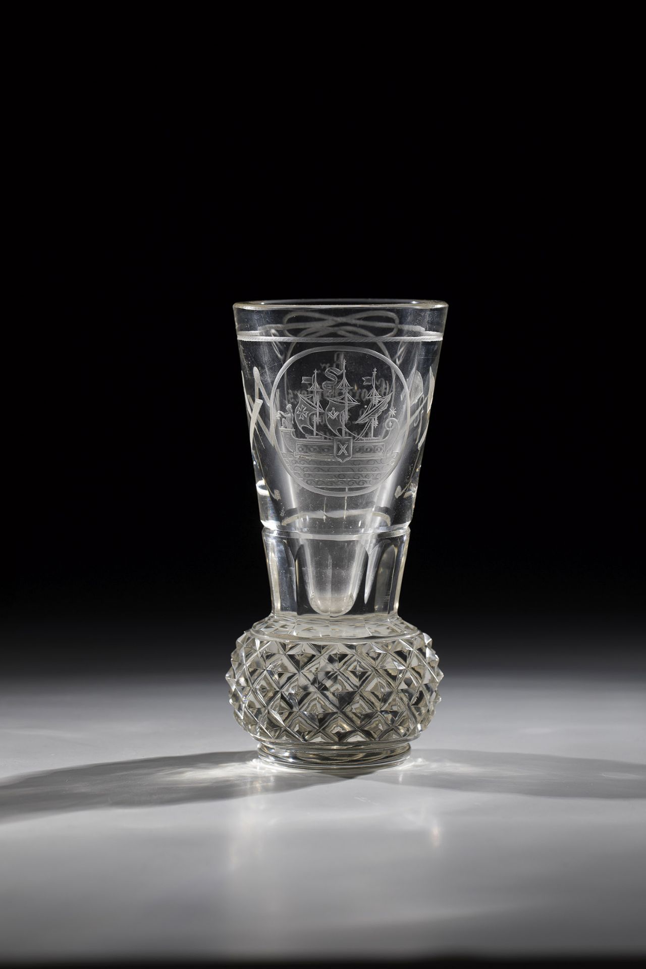 Logenglas German, A. 20. Jh. Sog. Freimaurerkanone. Spherical, stone stand. Base of the slender