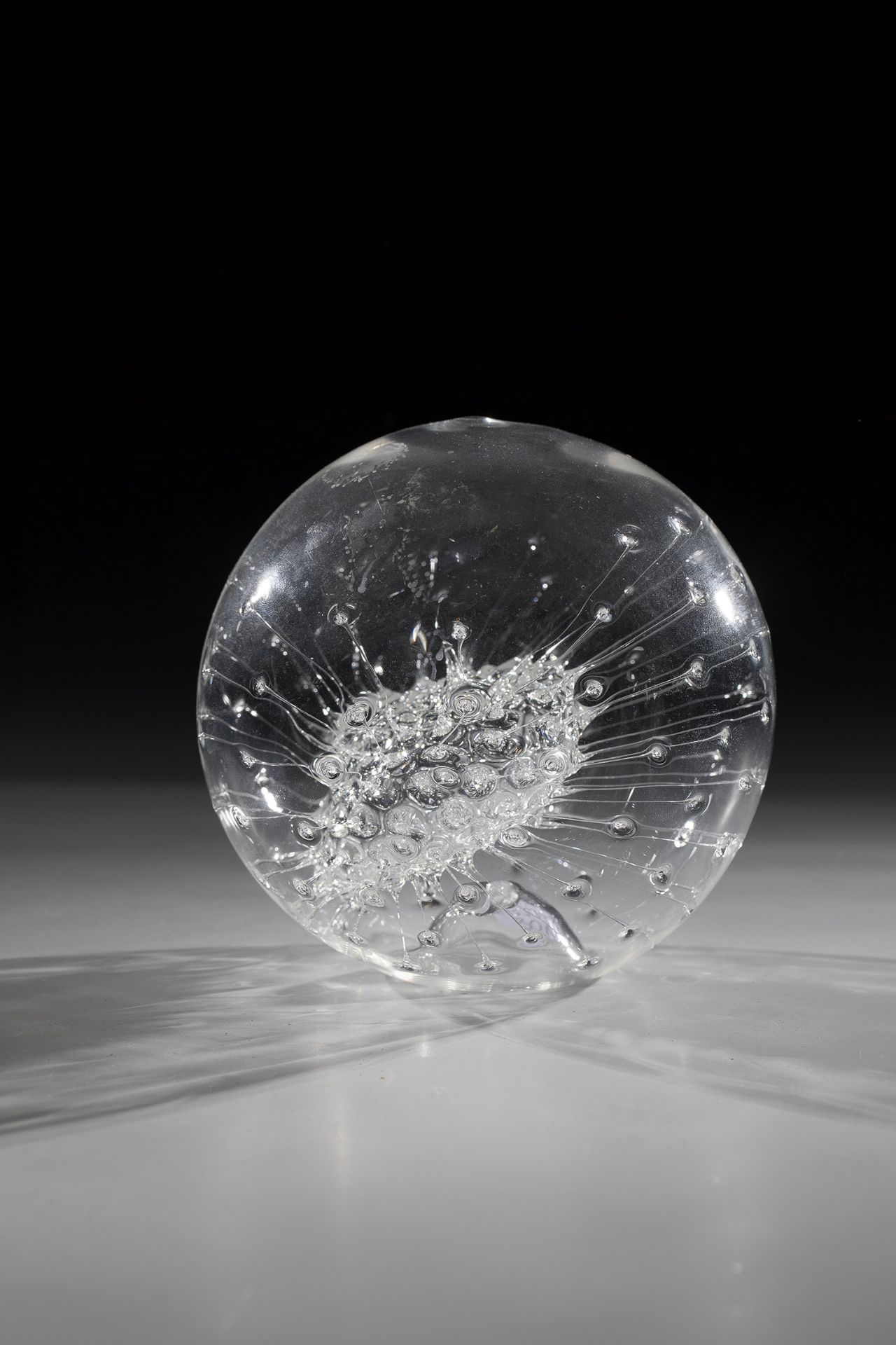 Object with spiked core Karin Nenz, 1985 Thin-walled, colourless glass. Blown in front of the