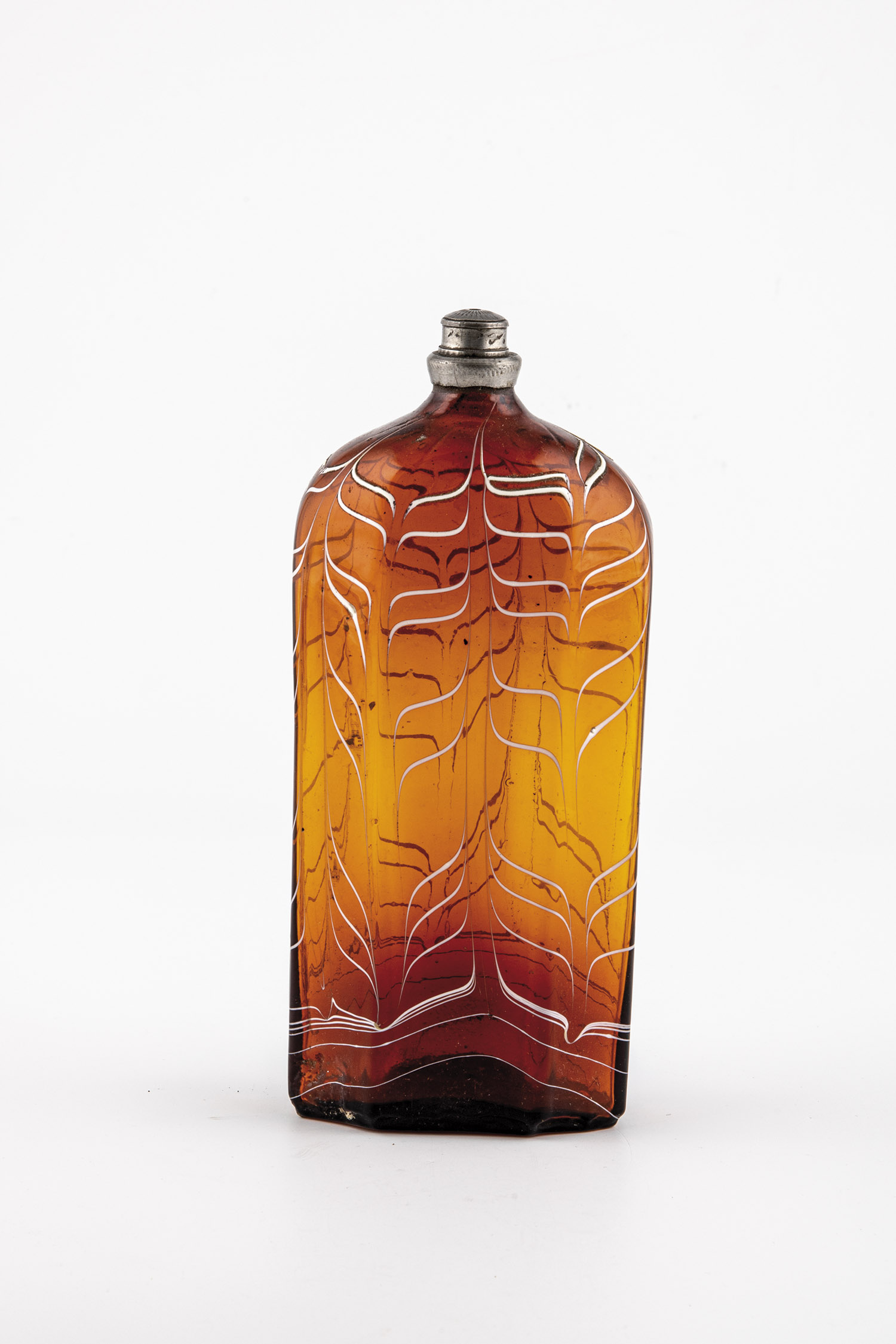 Rectangular bottle Alpine, 18th century Brown glass with slightly curved bottom and tear-off.