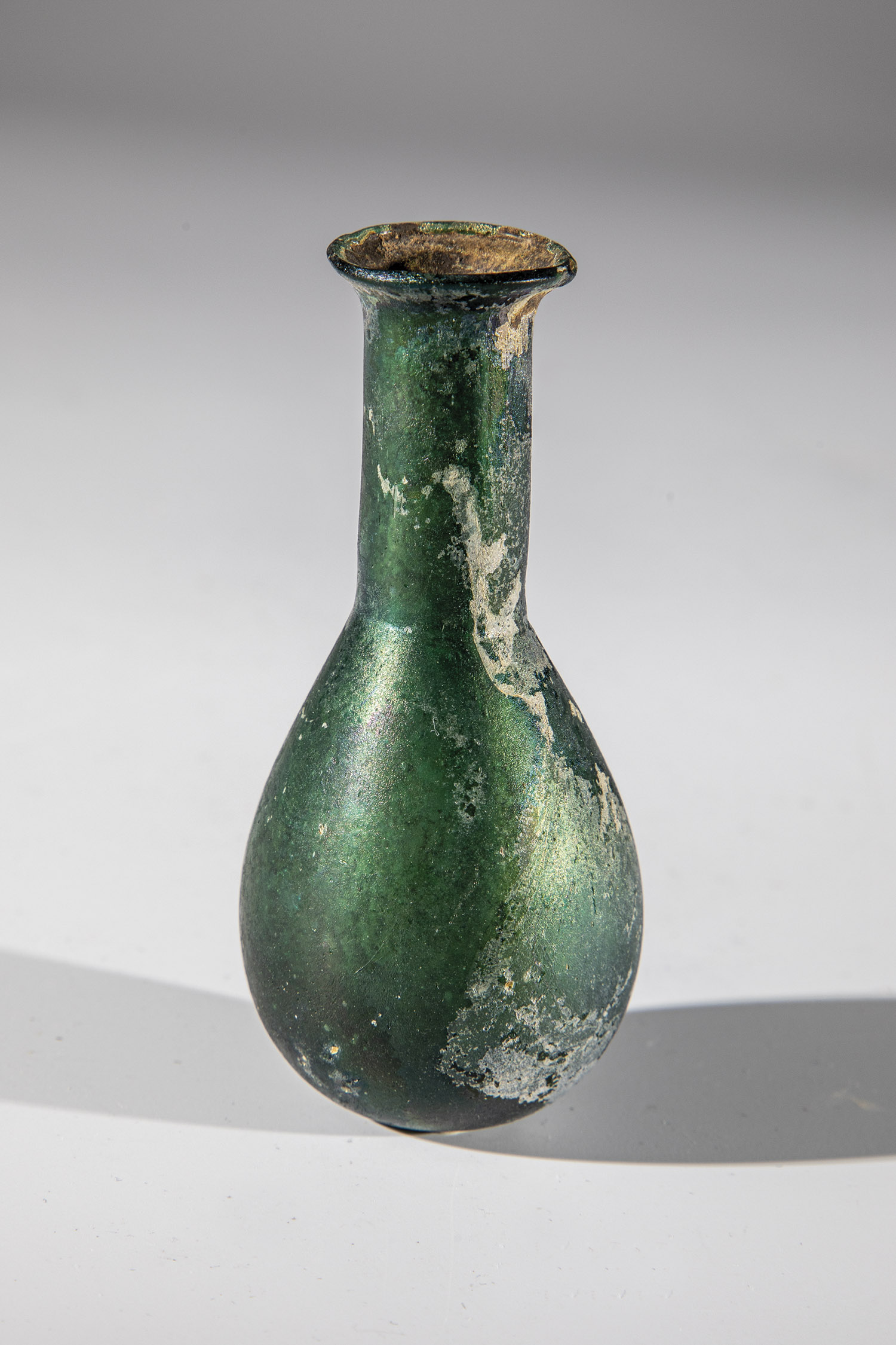 Drop-shaped vial Eastern Mediterranean, 1st-4th century AD. Green glass. H. 7.7 cm