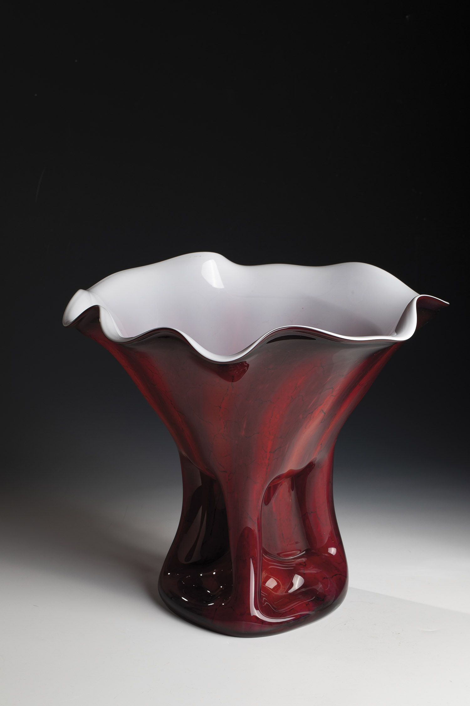 Large vase Wohl Murano, 1970/80s Red gradient glass with fine, net-like melting in opaque black,