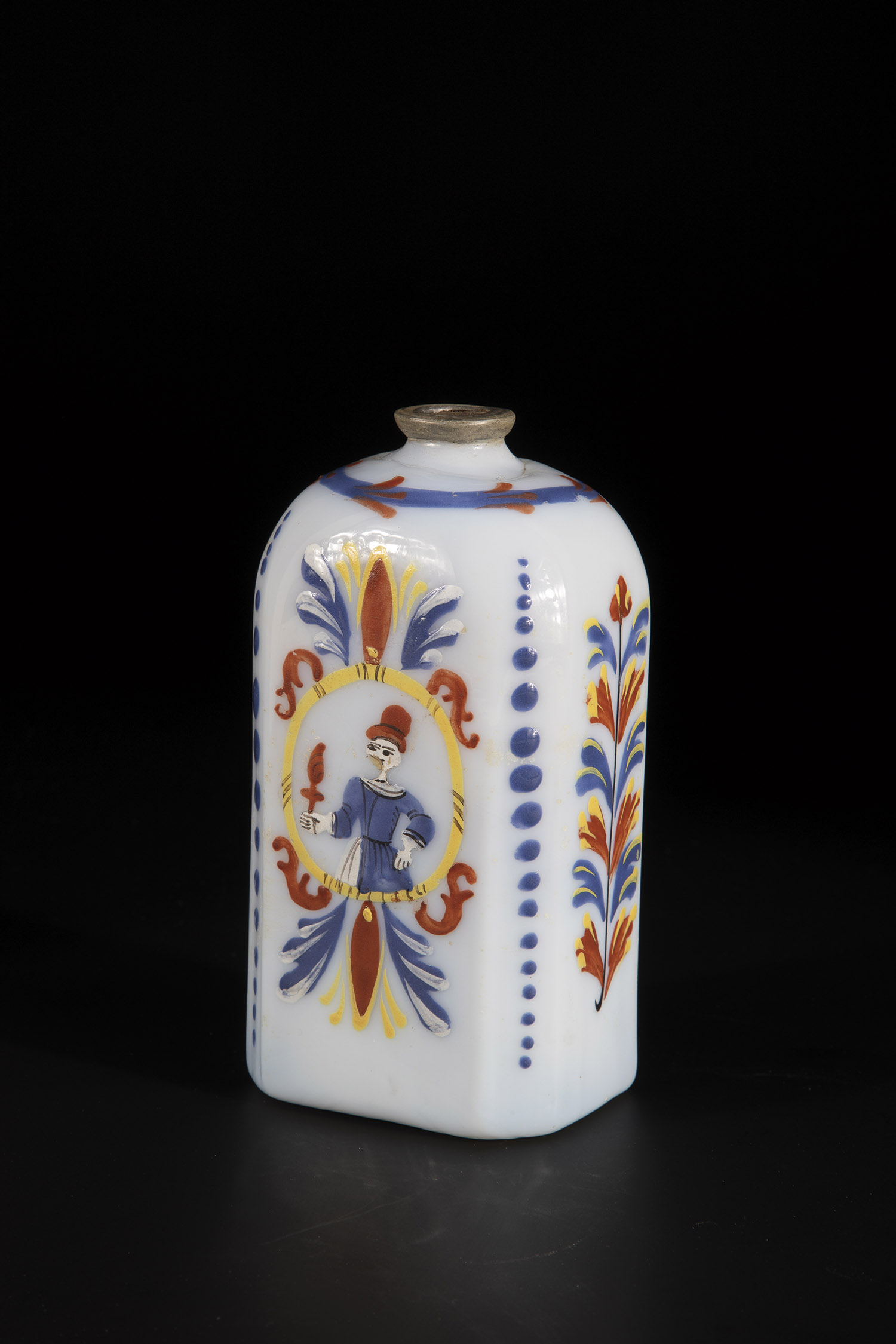 Schnapps bottle Germany or Bohemia, 18th century frosted glass Glass with tear-off. On the cross-