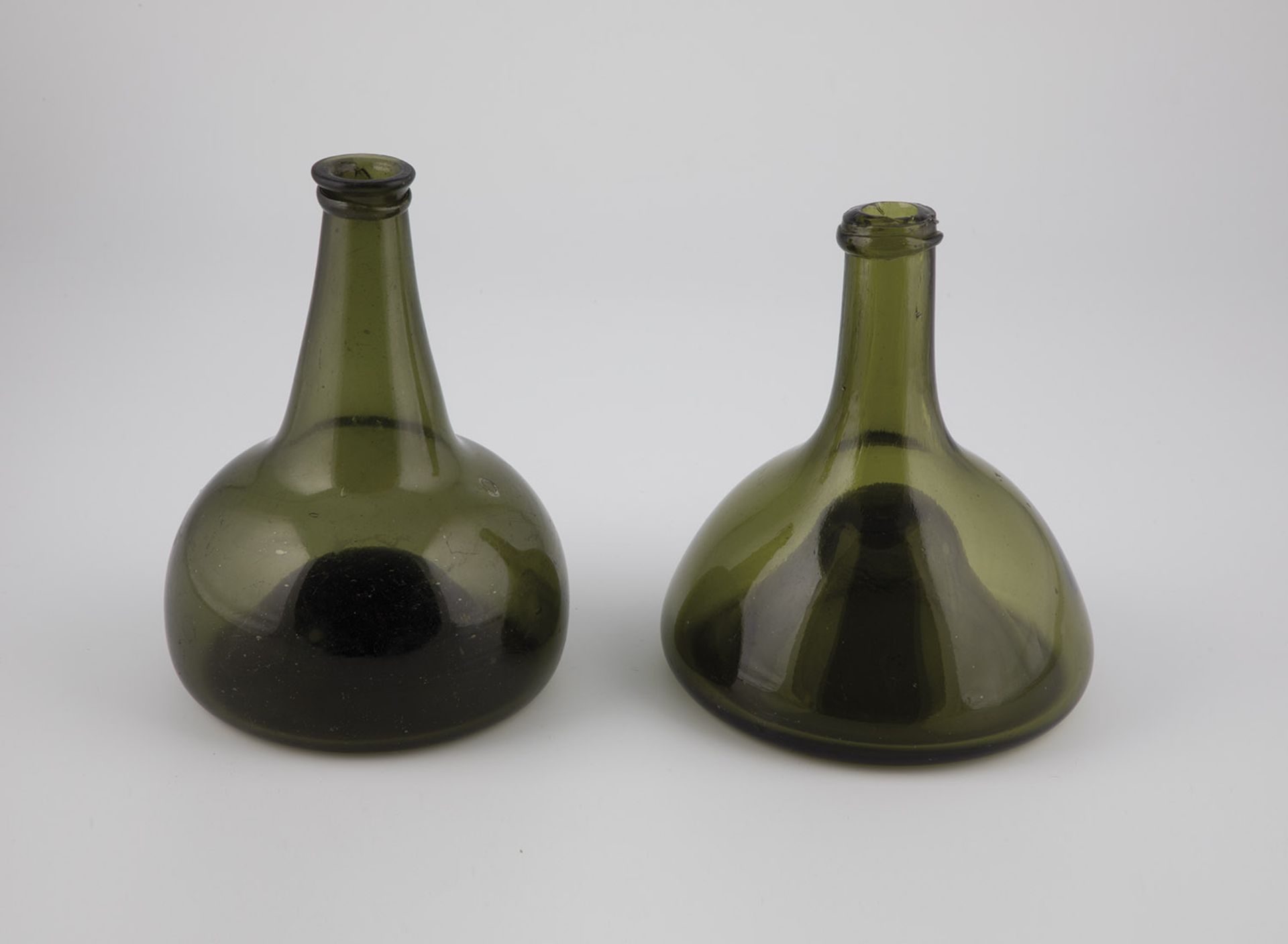 Two spherical bottles of Mecklenburg and Hesse for the Dutch market, 18th century ''Horse hoof'' and