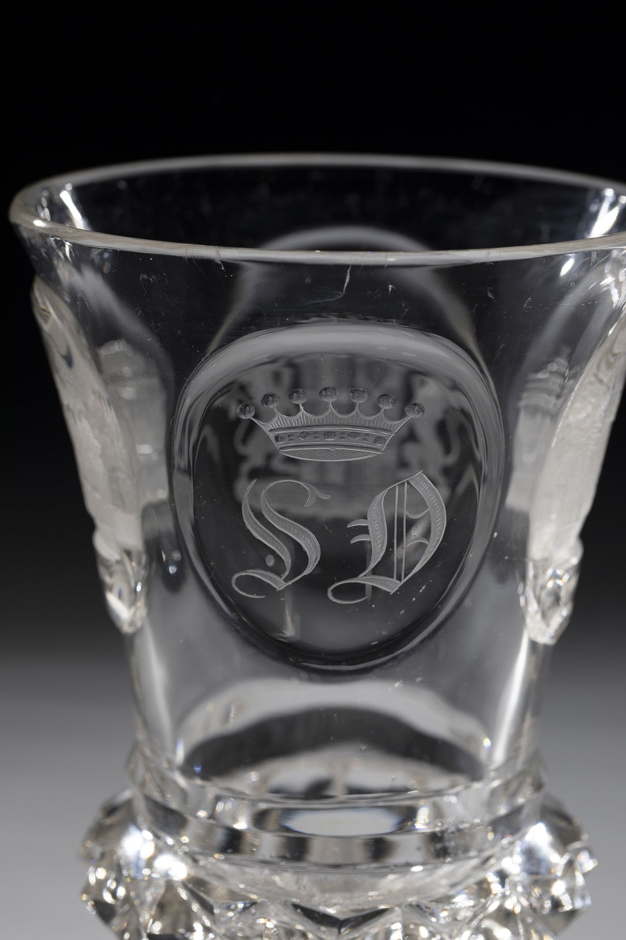 Foot cup with coat of arms and views of Bohemia, m. 19th century Colourless glass. Fittingly - Image 3 of 4