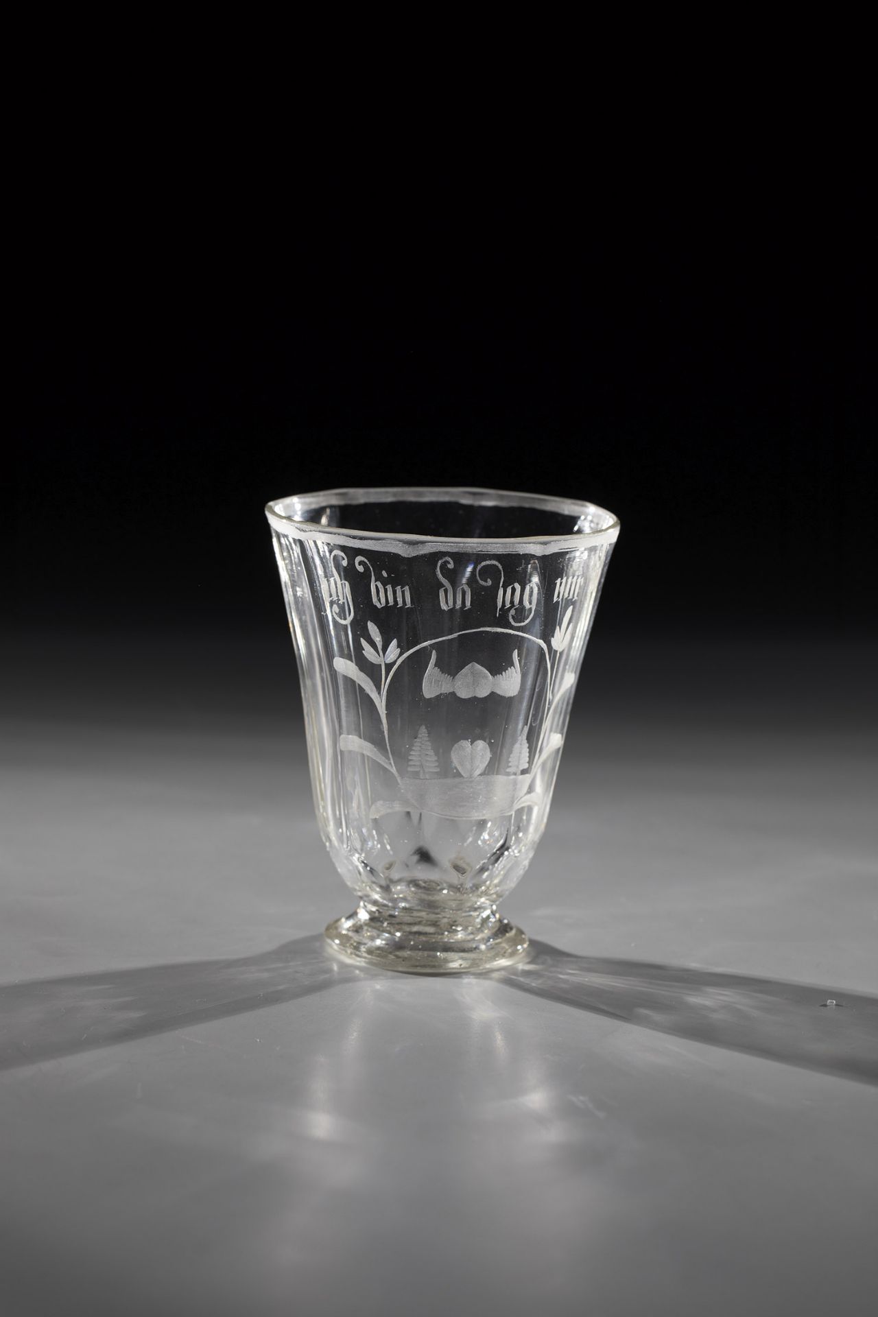 Small foot cup Central Germany, 18th century Colourless glass. Kuppa with flying and standing