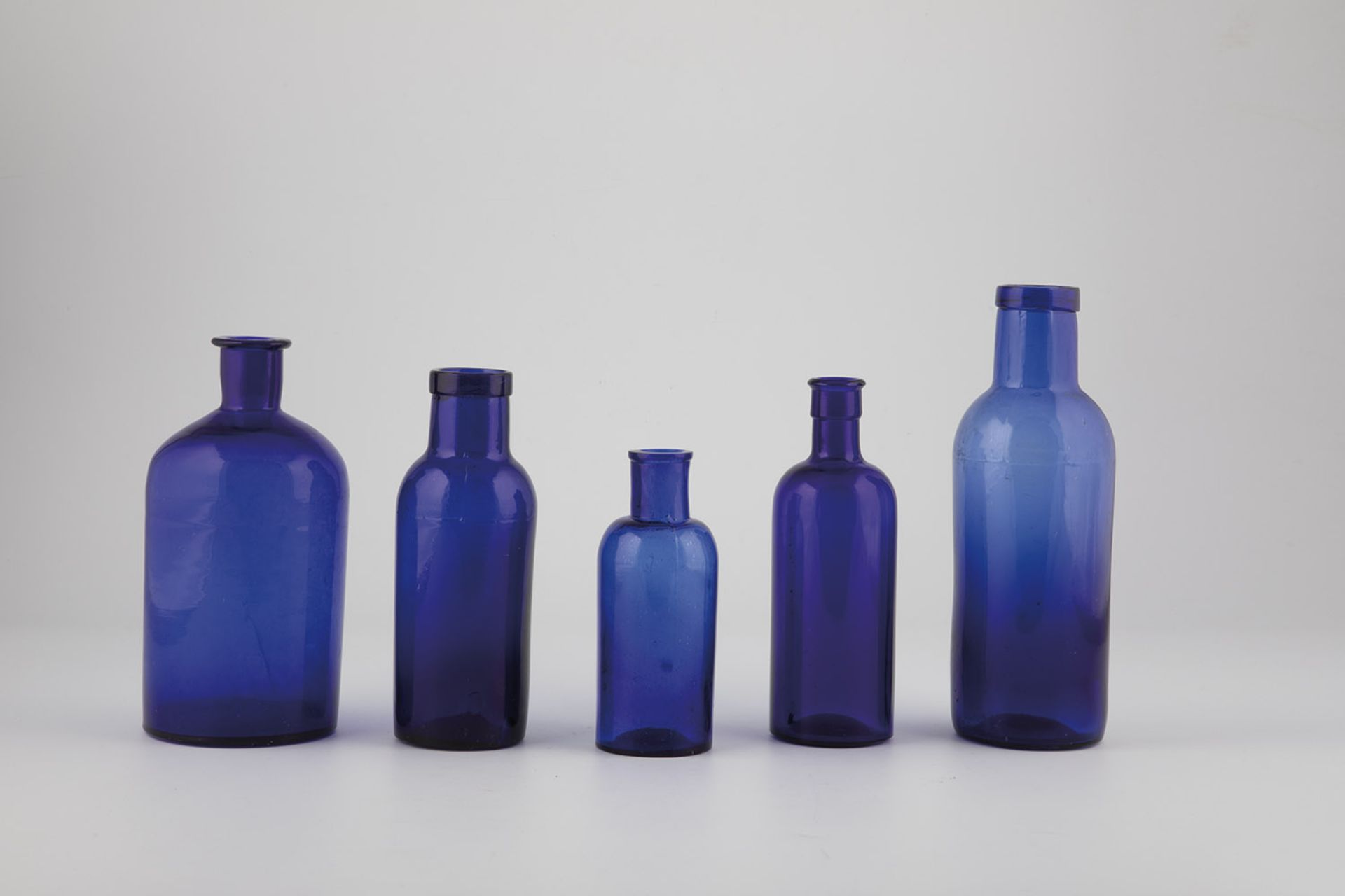 Five bottles 19th / 20th century Cobalt blue glass, muzzle partially reinforced. H. 16 - 24.5 cm.