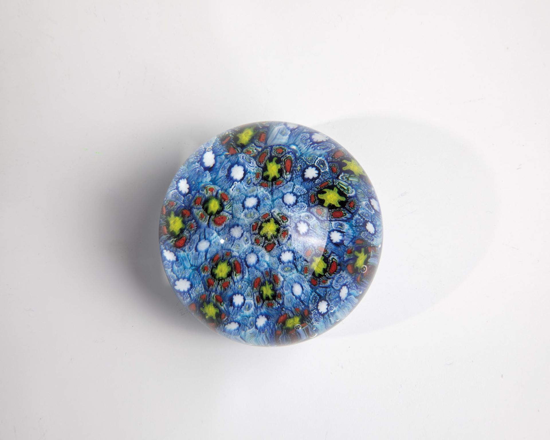 Paperweight Murano, 20th century Millefioricanes laid on colorless upholstery. 7x6cm.