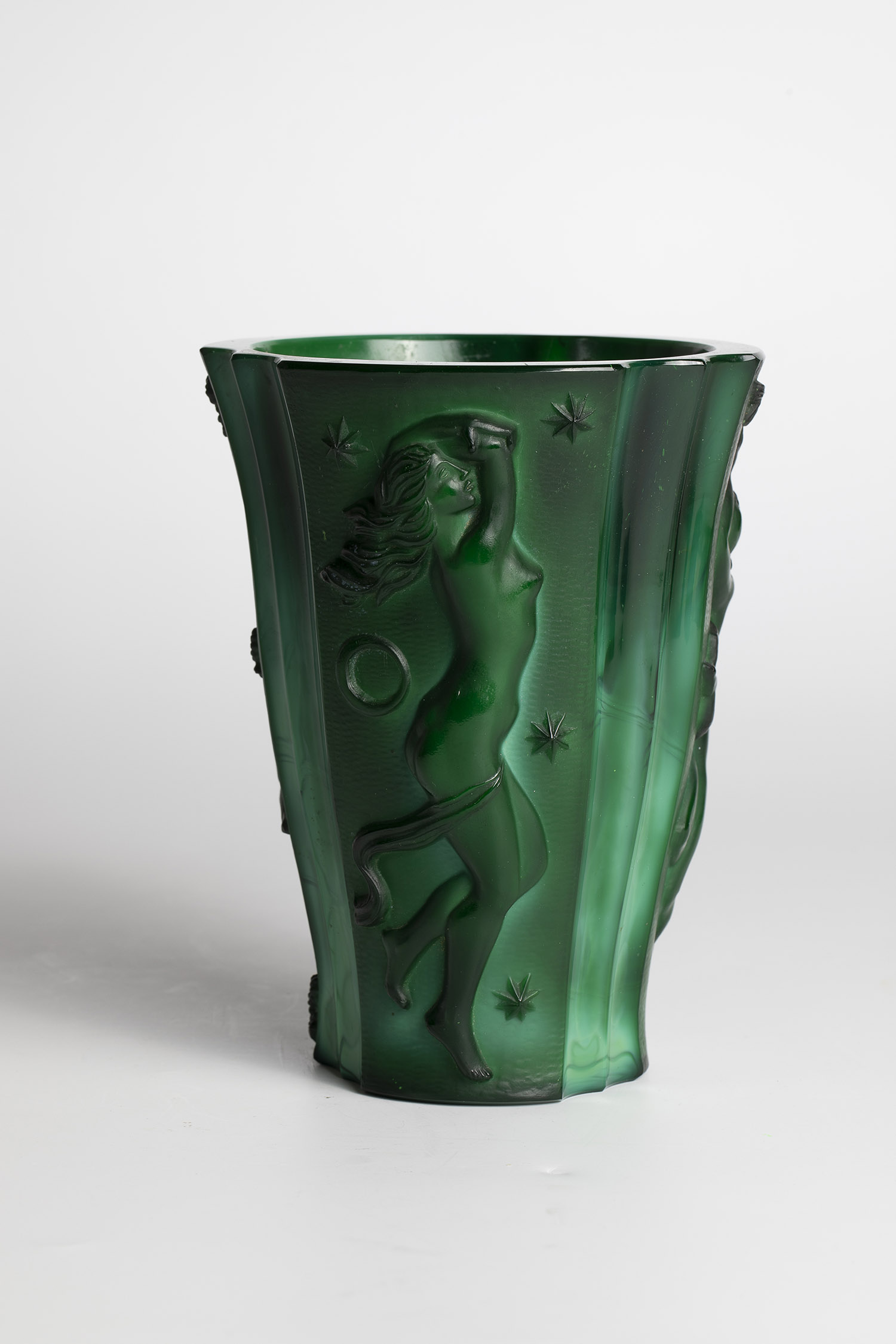 Vase with female nudes Curt Schlevogt, Gablonz, 1930s So-called jade glass. Malachite green - Image 2 of 3