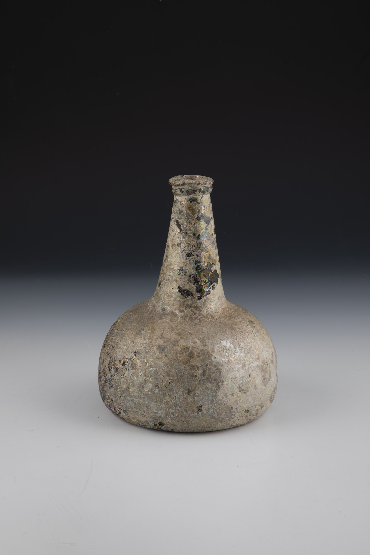 Spherical bottle Netherlands or Northern Germany, 18th century so-called onion. Soil or water