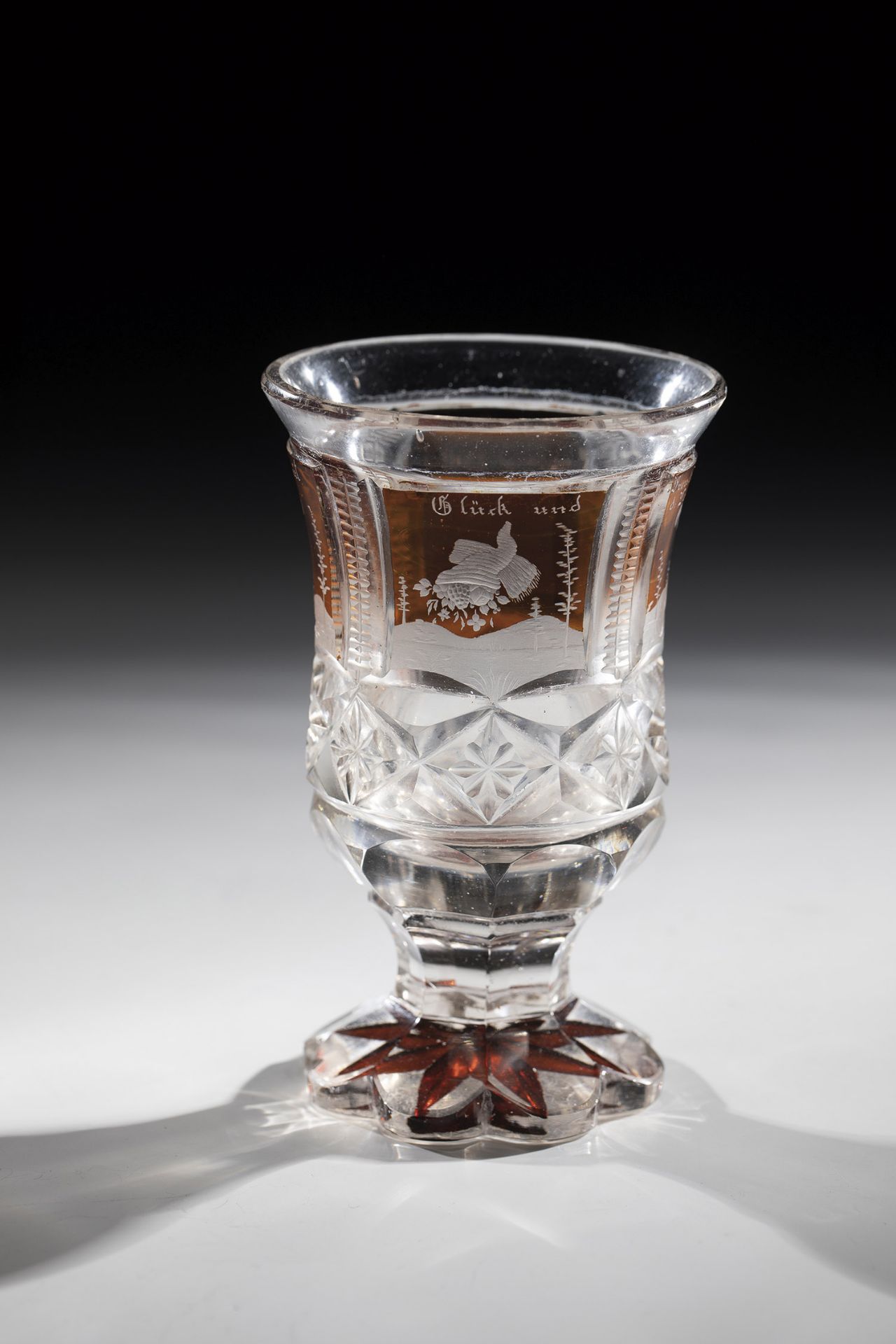 Foot cup with allegorical depictions of North Bohemia, ca. 1860 Colourless glass, partly stained - Image 2 of 3