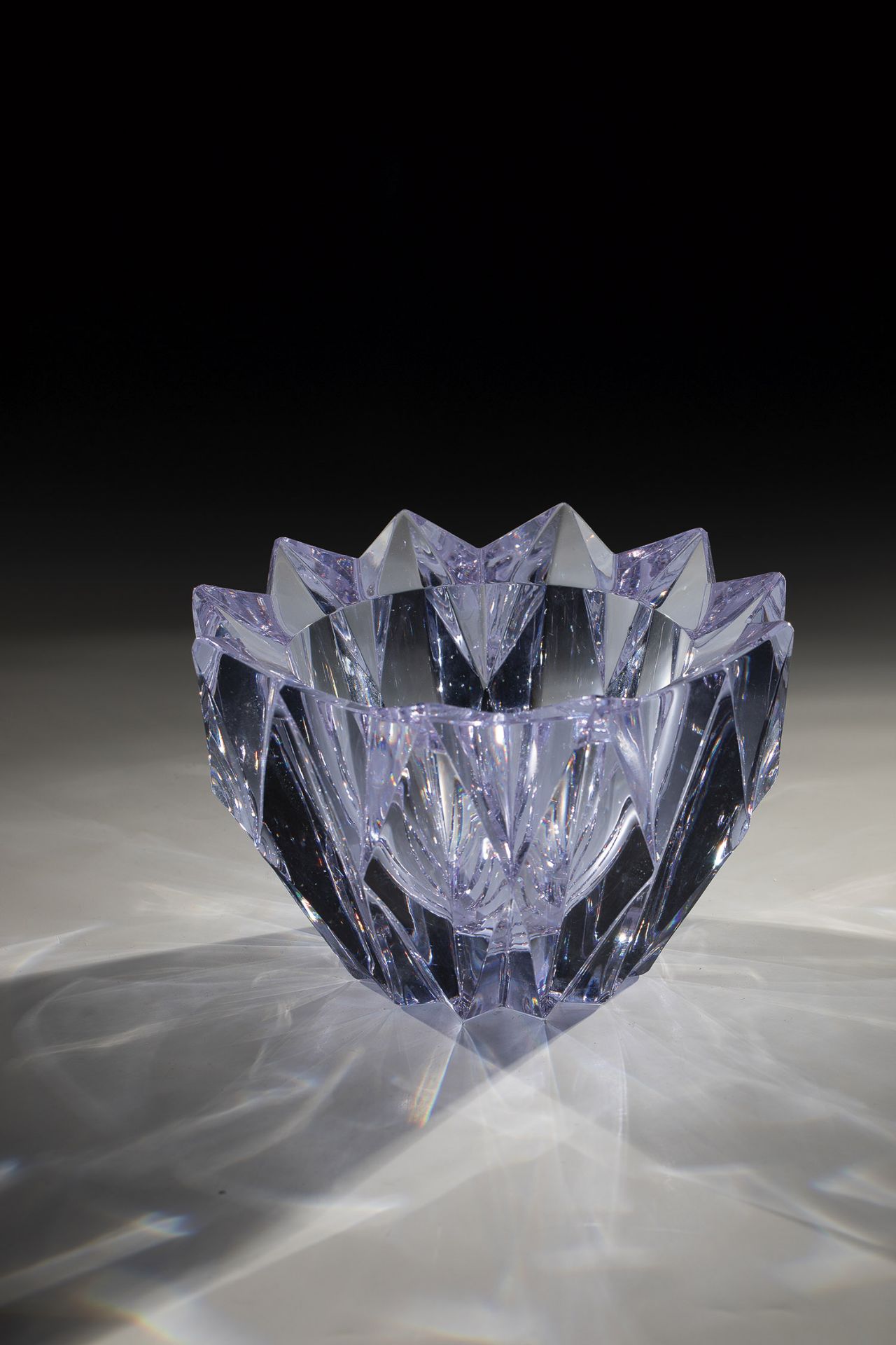 Bowl ''Water Lily'' made of alexandrite glass Aimo Okkolin (design), Riihimaeen Lasi Oy, circa