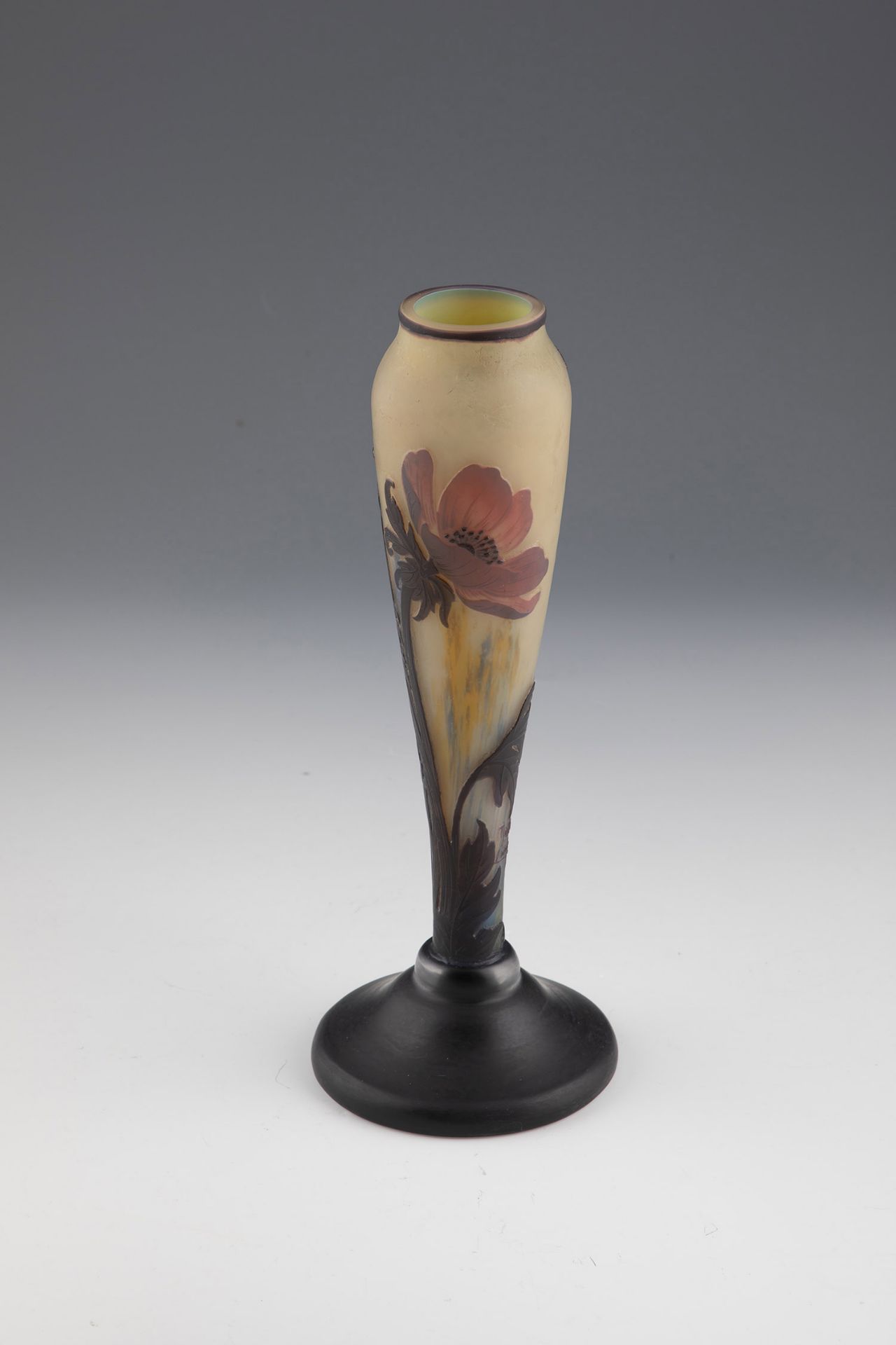 Vase with Anemone Muller FrÃ¨res, Luneville, circa 1920 Colourless glass with powder melting in - Image 2 of 3