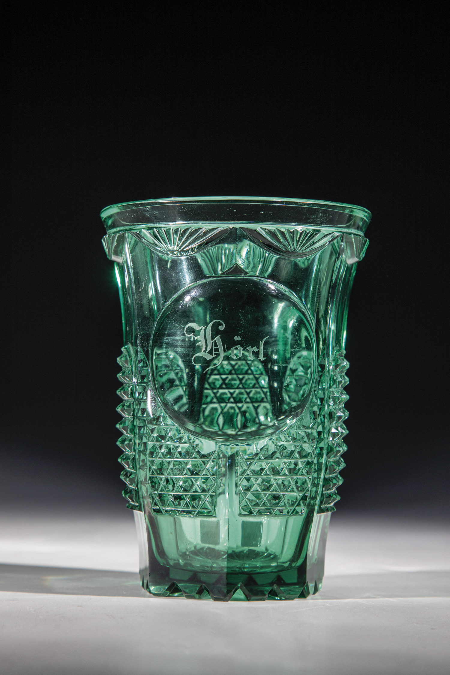 Beaker Graeflich Harrach Ìsche Glasfabrik, New World, ca. 1835 Emerald green glass. Bottom with