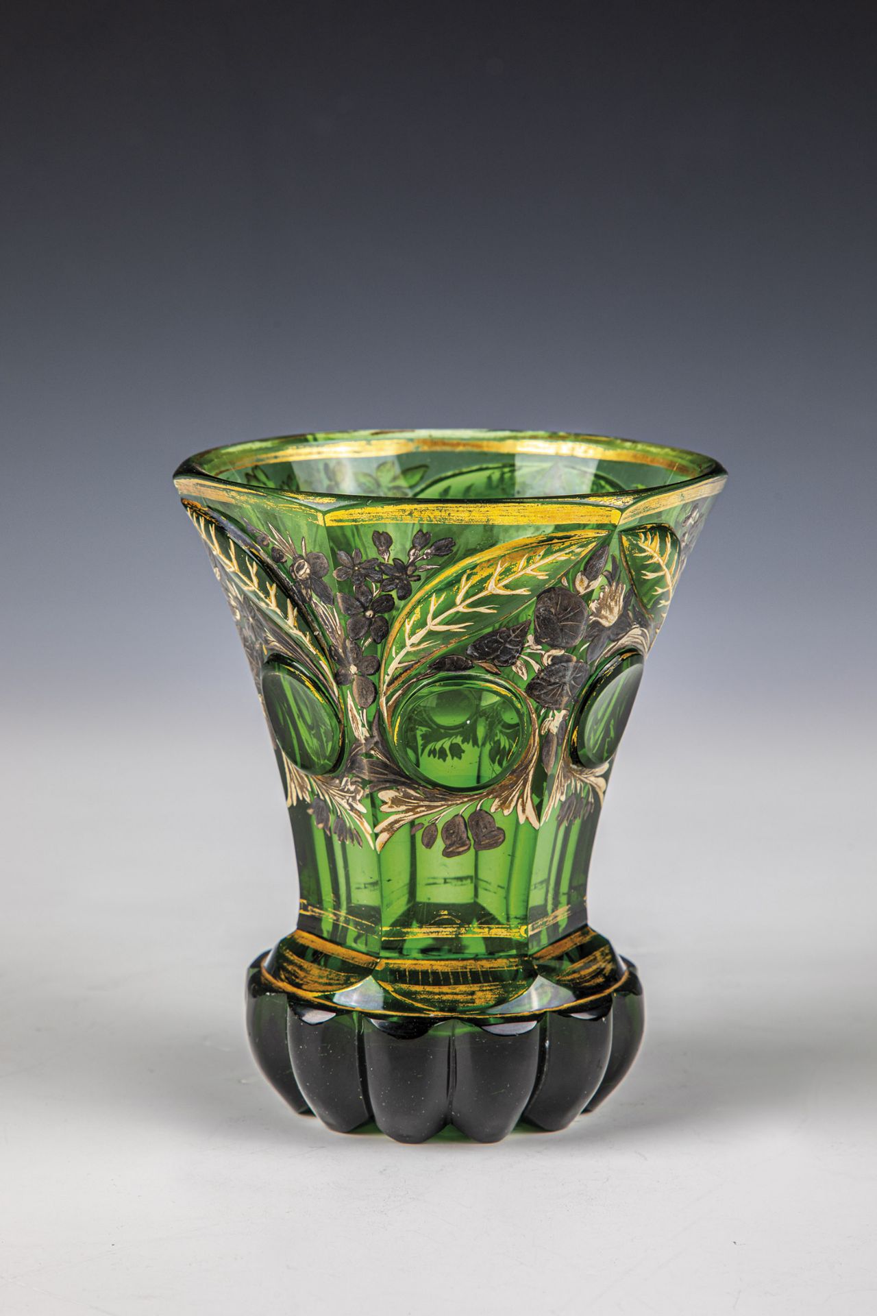 Pedestal beaker Bohemia, ca. 1840 Green glass. Stand with roller grinding decoration. The strongly