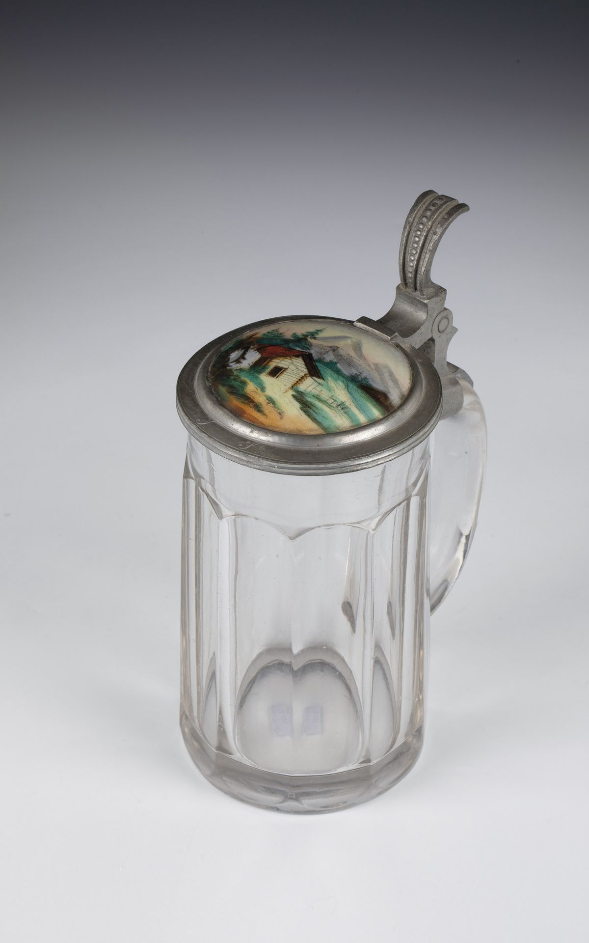 Beer mug with tin lid Germany, ca. 1910 Colourless, cut-decorated glass. On lid porcelain plaque