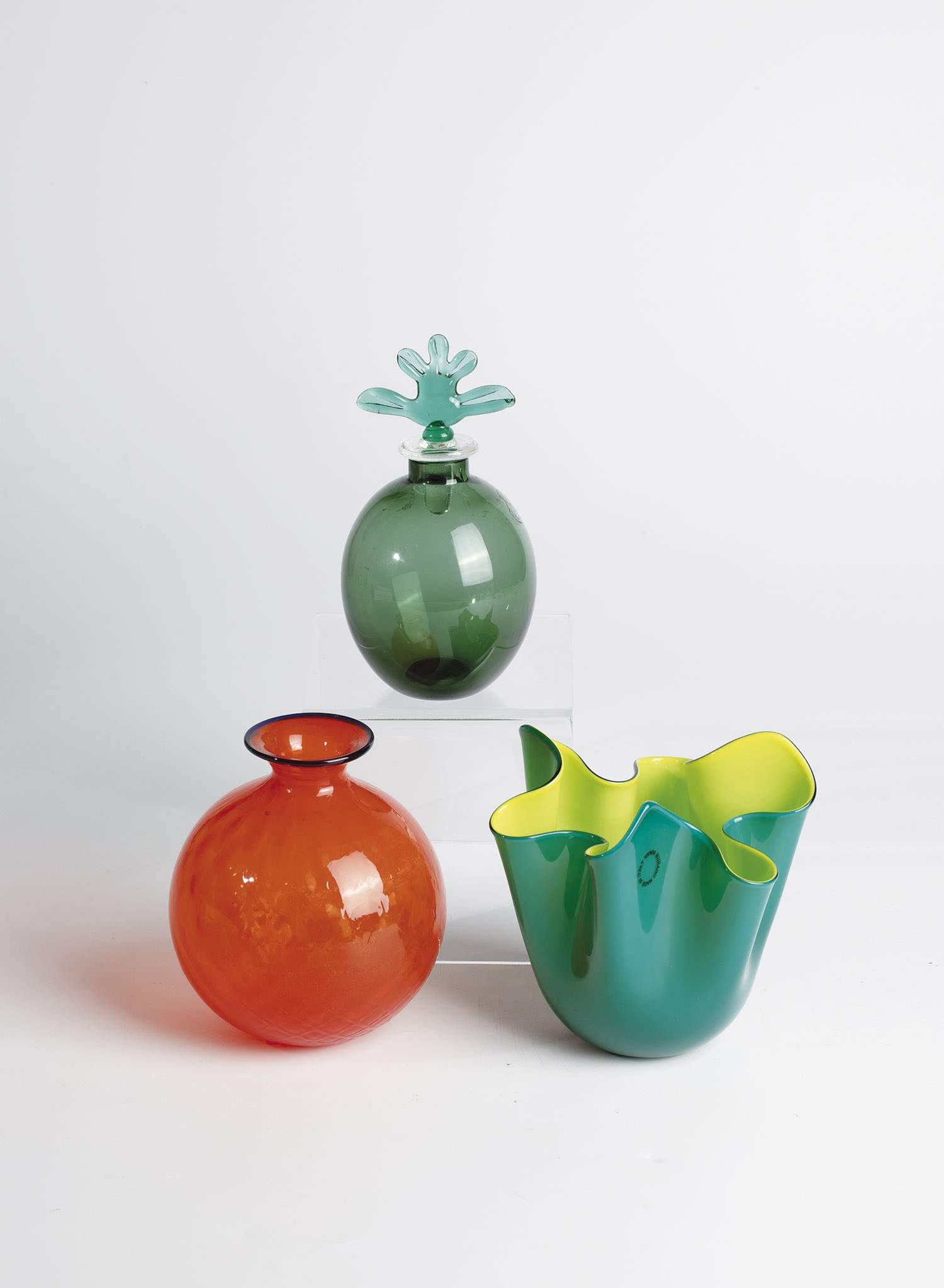 3 glass objects Venini, Murano cloth vase 'Sommerso', green glass with lemon yellow opal underlay.