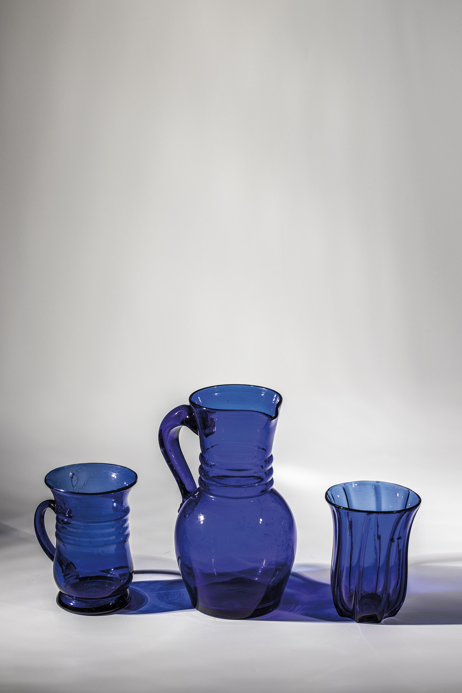 Mixed lot: jug, jug and ribbed cup Northern Germany, 19th century. Cobalt blue glass. Visual