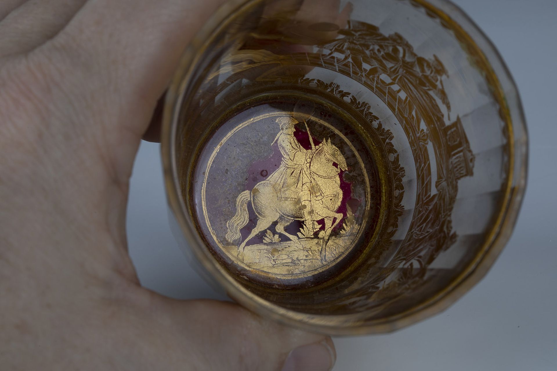 Intermediate gold goblet with musicians of Bohemia, 2nd quarter of the 18th century Colourless glass - Image 5 of 5