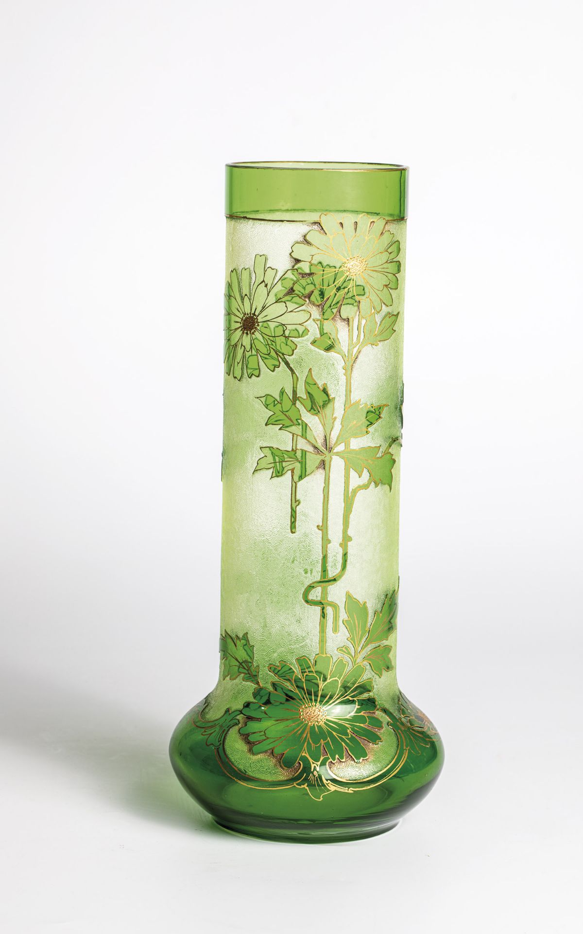 Long-necked vase Josef Riedel, Polaun, ca. 1900 Green glass. Etched decor: Flower display. Contour