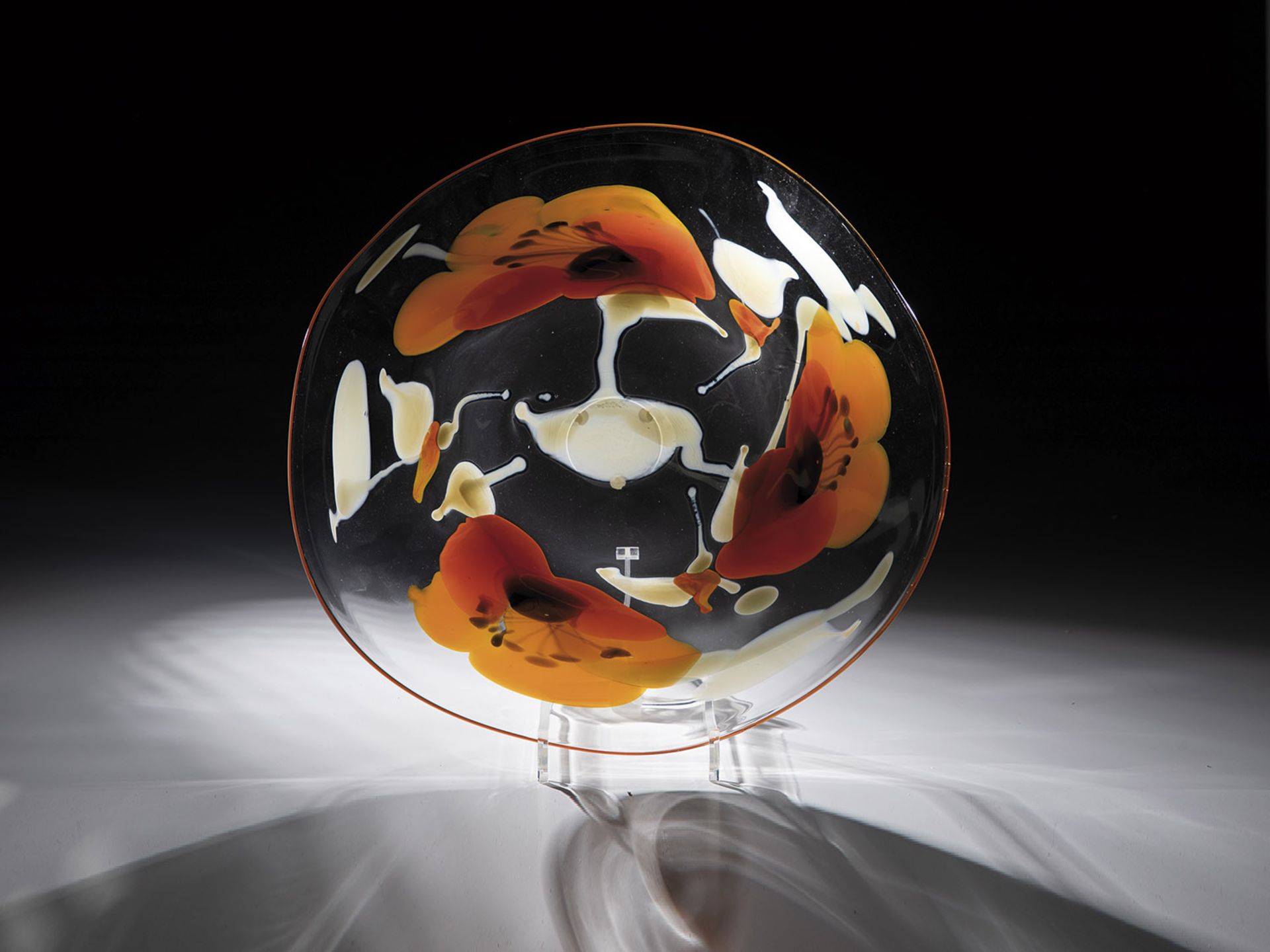 Large bowl with poppies Finn Lynggaard, 1988 Colourless glass, with multi-coloured interlayer