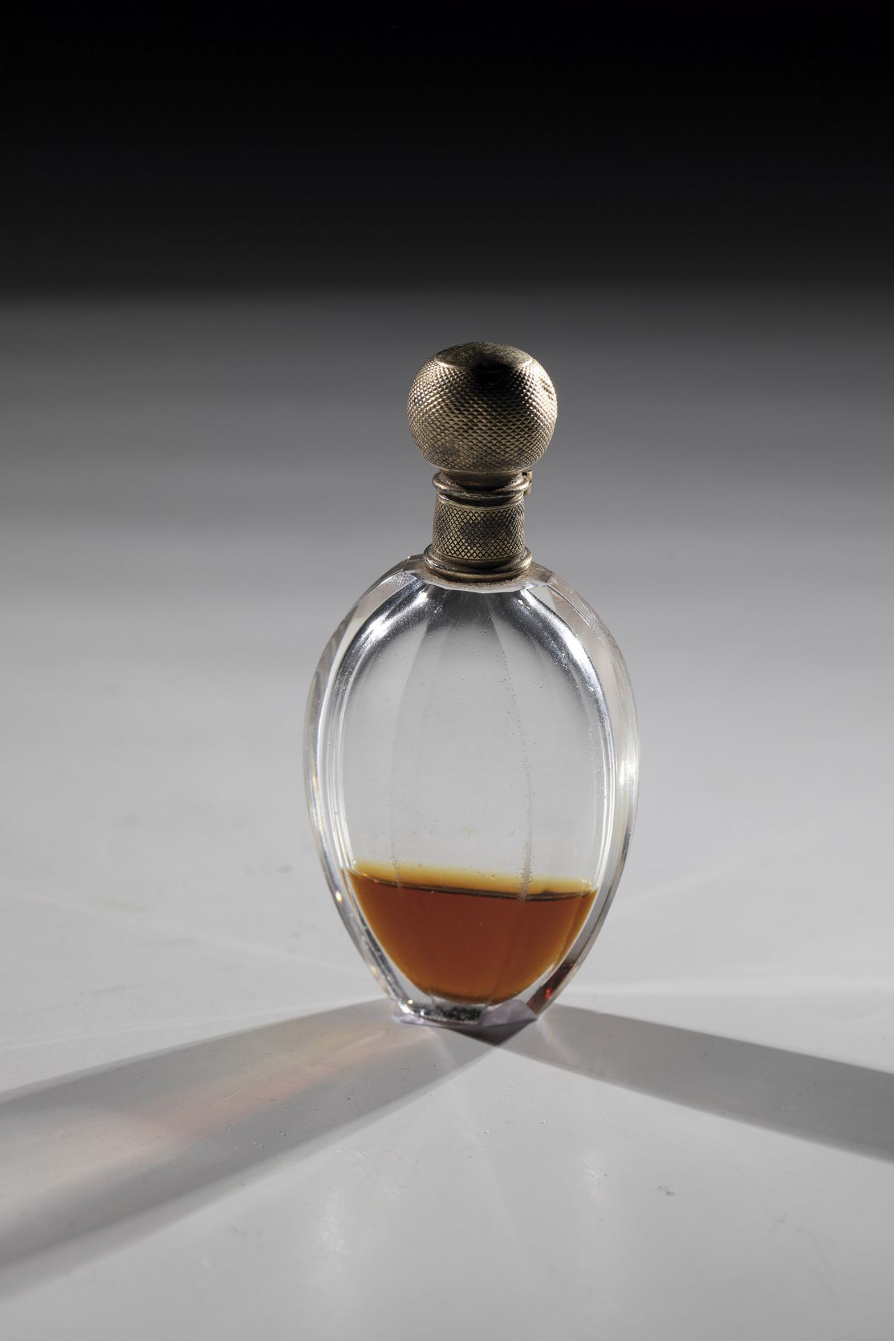 Perfume bottle probably from the end of the 19th century Colourless, faceted glass with silver